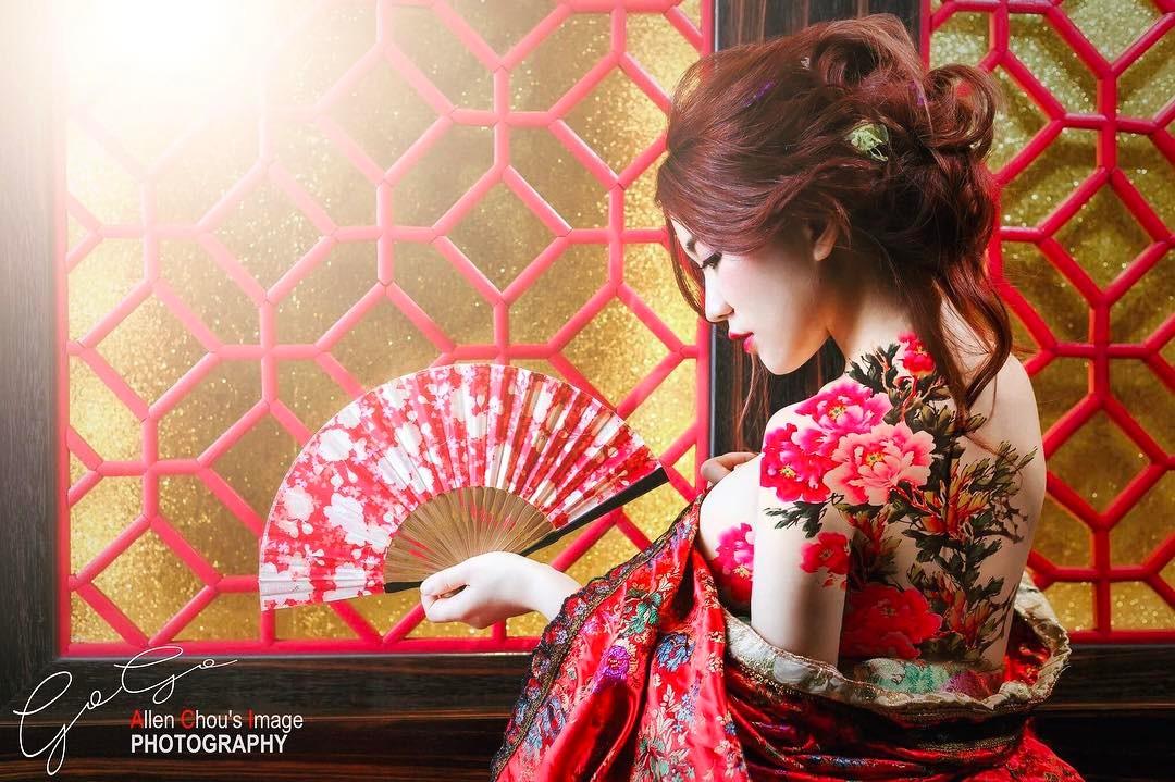 台湾正妹Gogo狗狗 深V上衣Hold不住