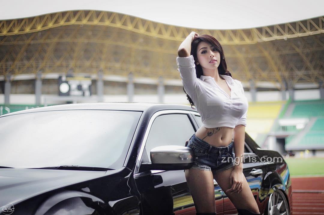 印尼正妹Angela Lorenza 浓眉大眼私房照