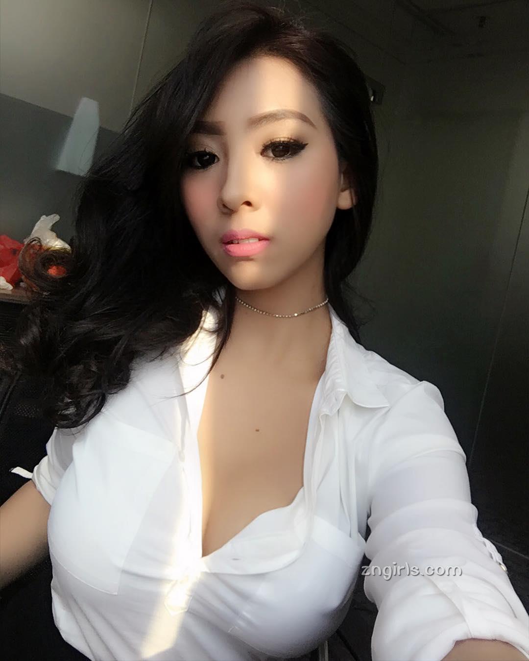 印尼正妹Angela Lorenza 浓眉大眼私房照