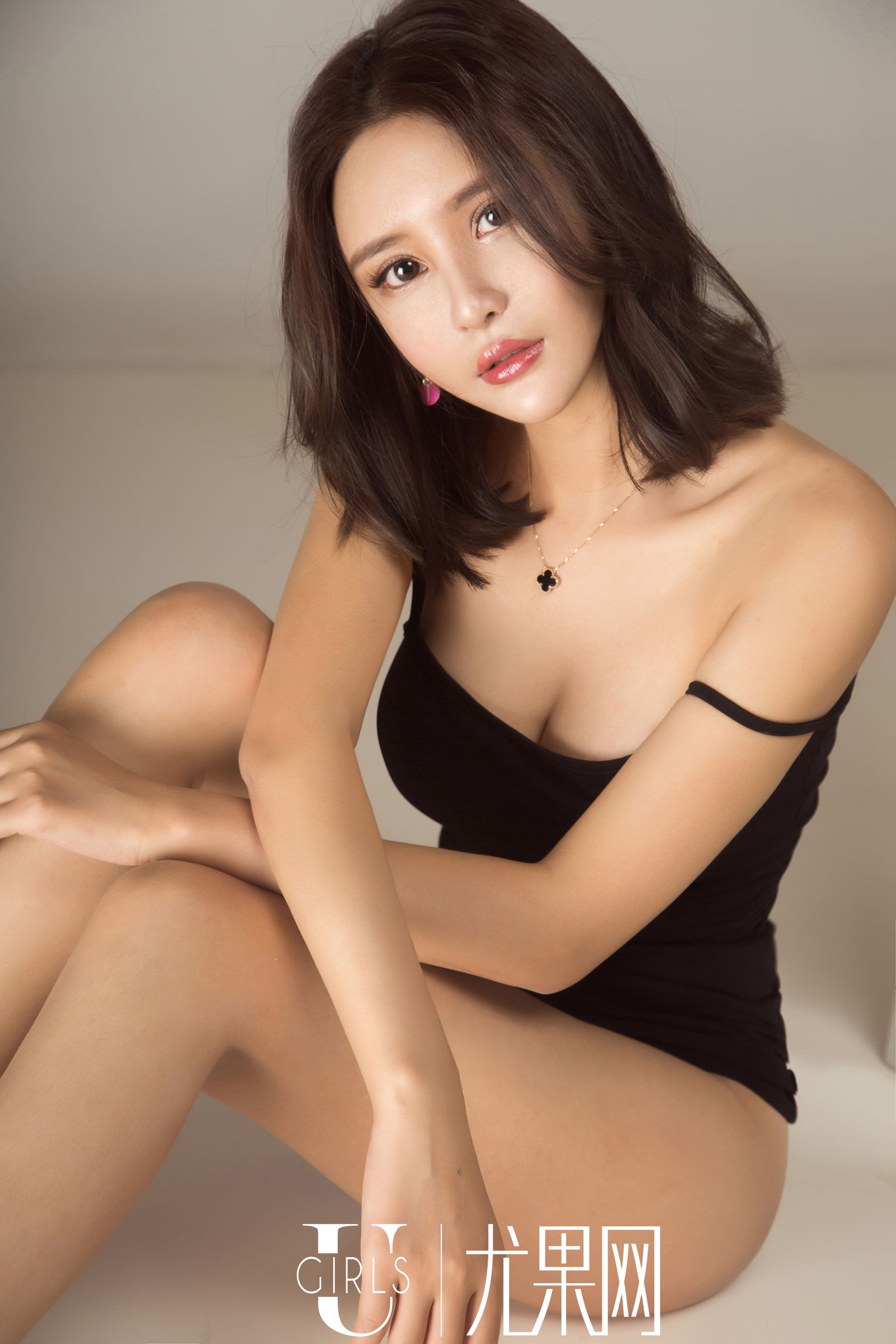 诱惑女神SOLO-尹菲 黑色紧身裙白色旗袍