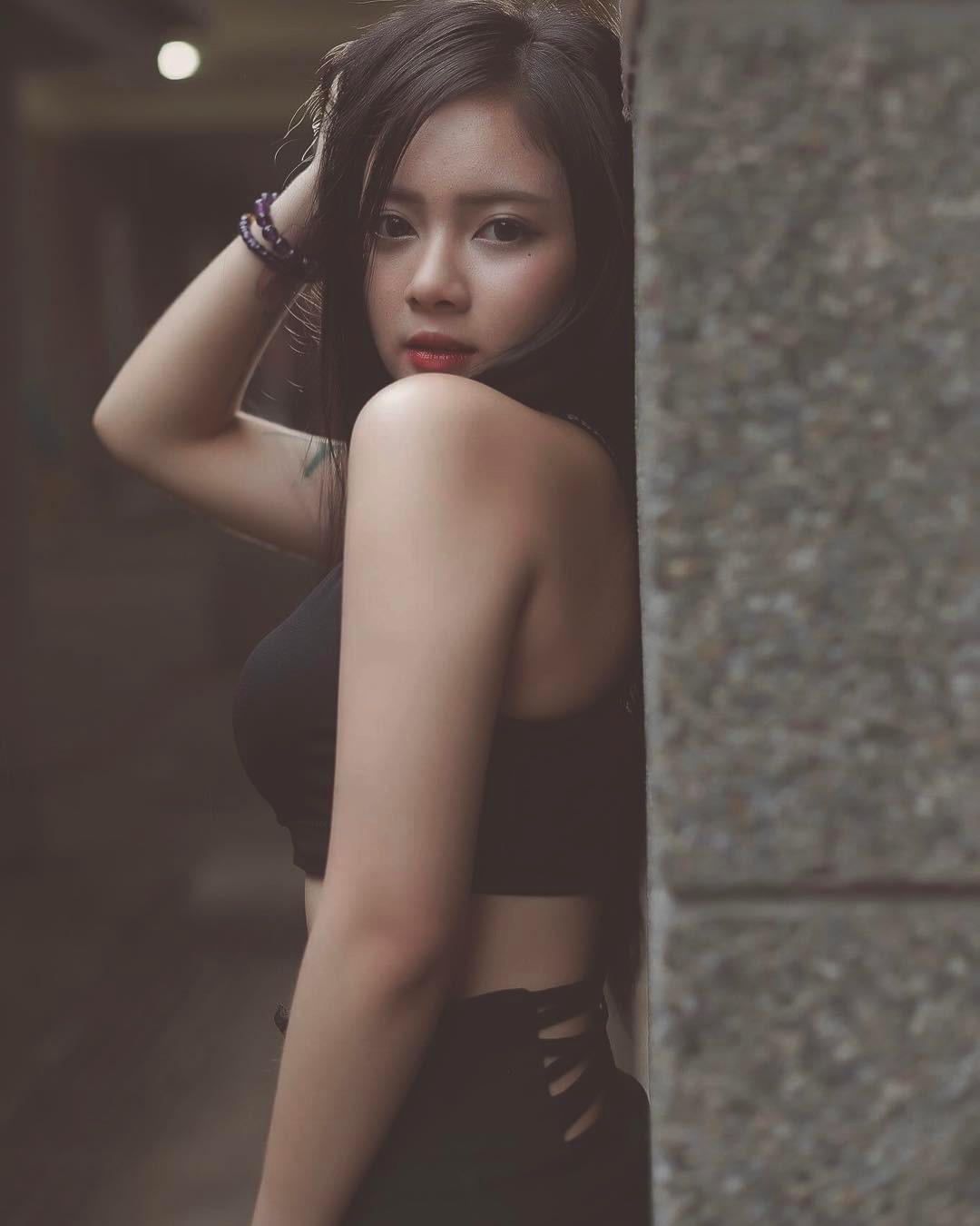 性感翘臀妹亲亲 娇小冷艳又帅气
