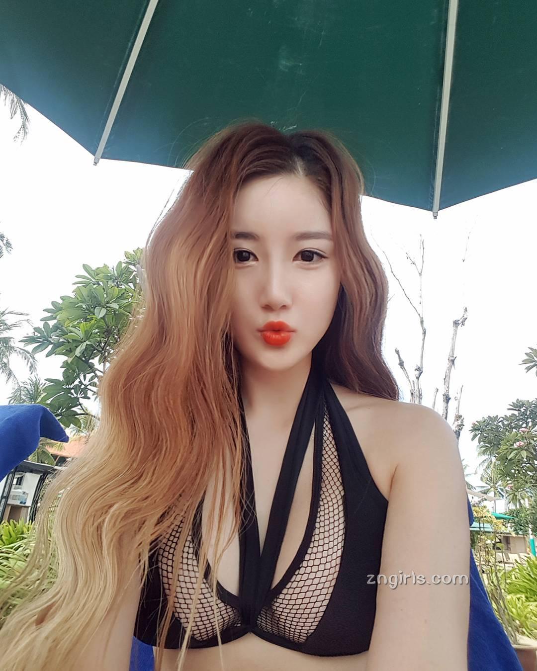 Yeseul Kim- 海边俯视的「火辣比基尼正妹」