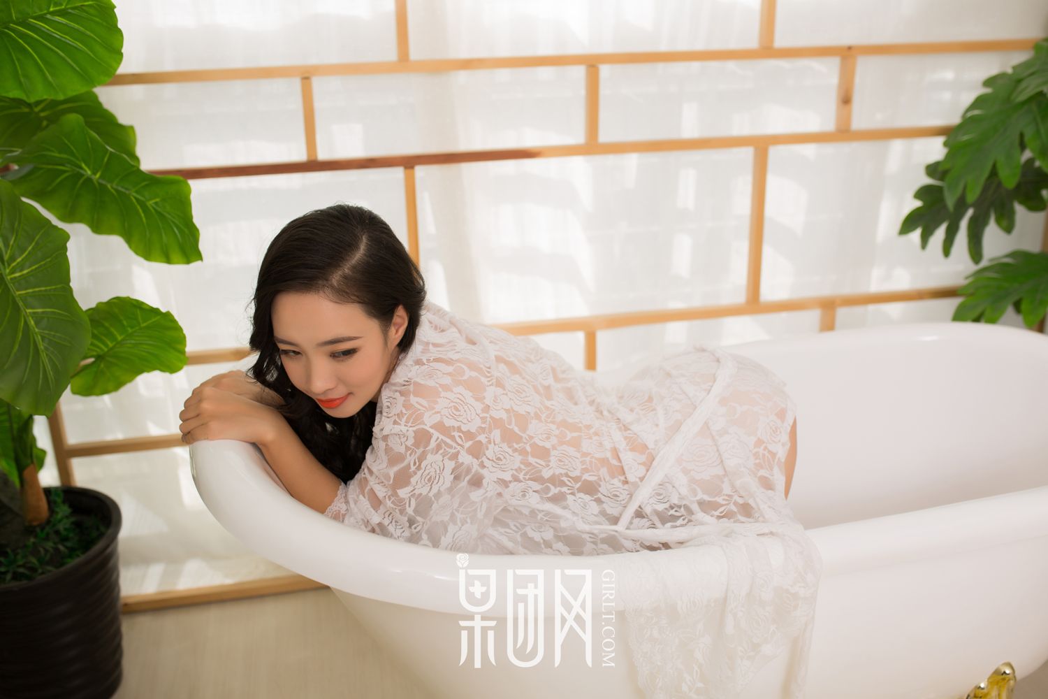 清纯学生妹上演网袜诱惑!