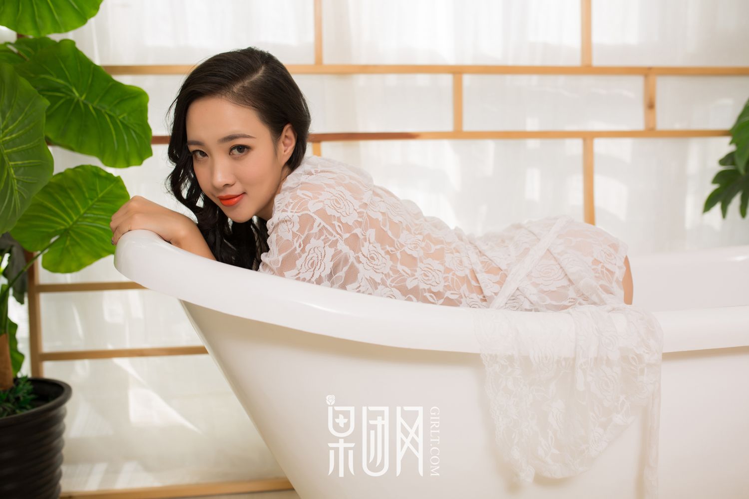 清纯学生妹上演网袜诱惑!