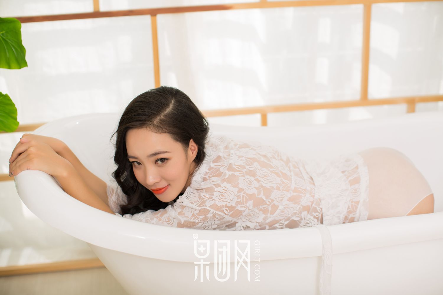 清纯学生妹上演网袜诱惑!