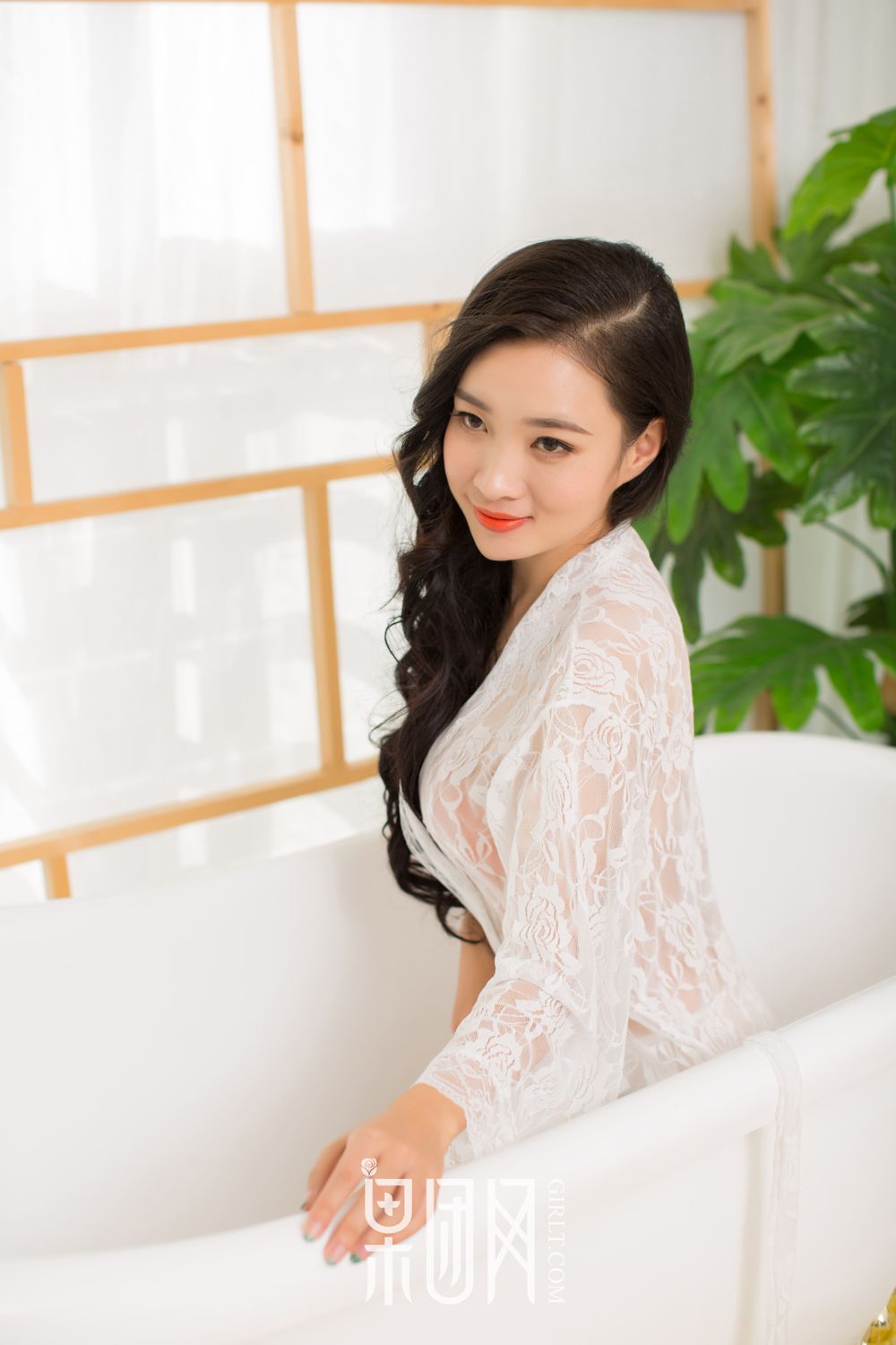 清纯学生妹上演网袜诱惑!