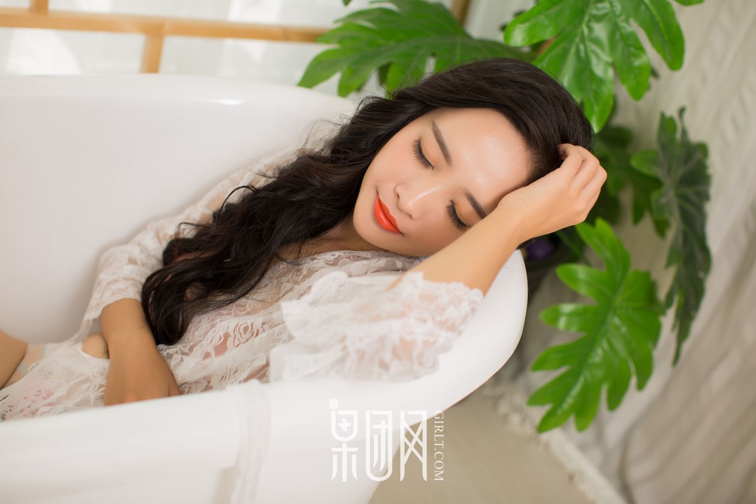 清纯学生妹上演网袜诱惑!