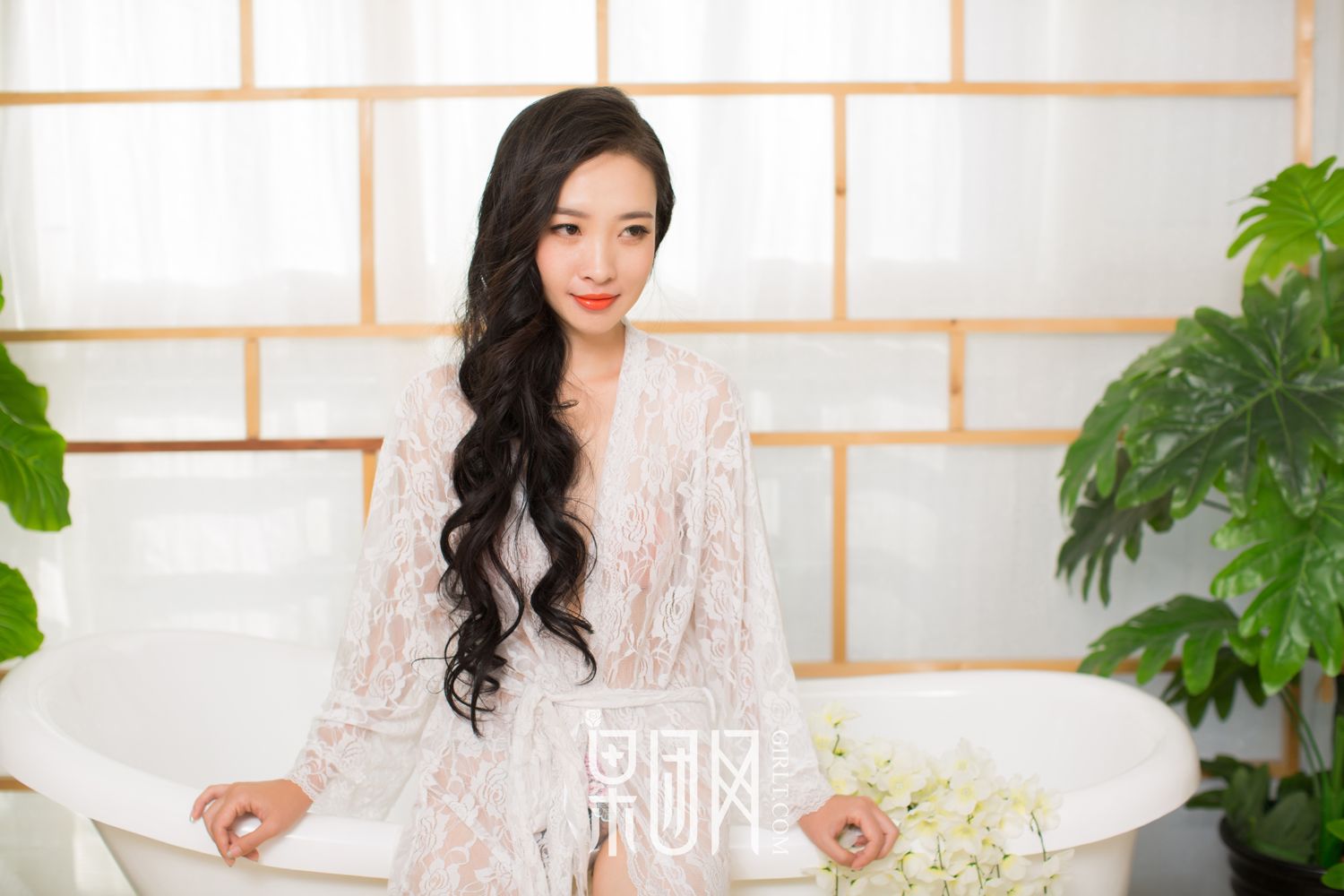 清纯学生妹上演网袜诱惑!