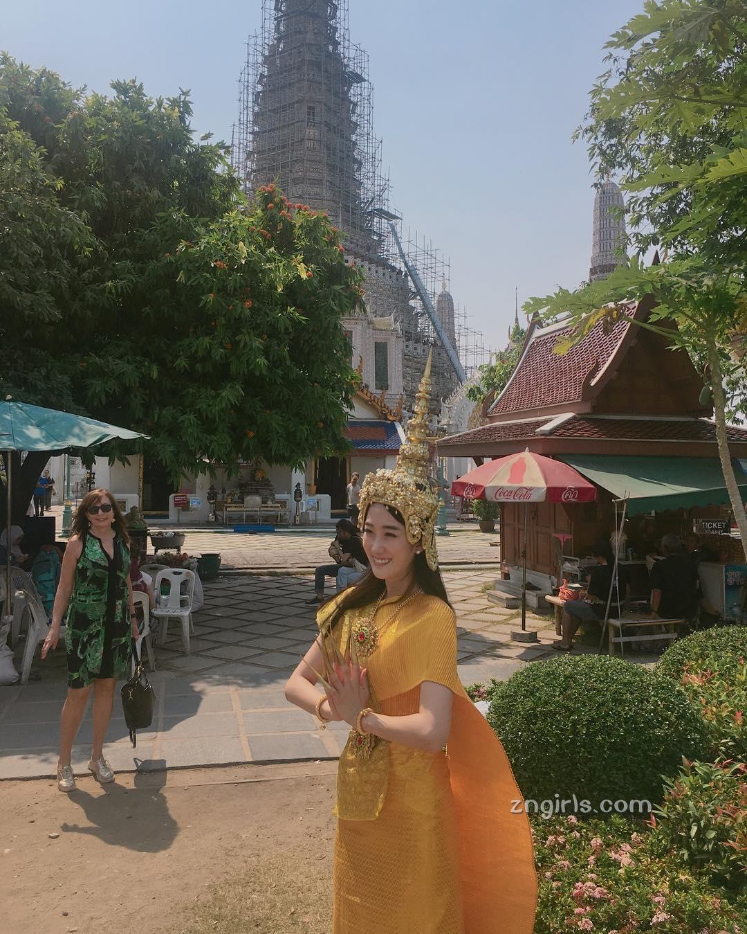 韩国正妹化身圣诞女郎 衣服紧贴形状很明显