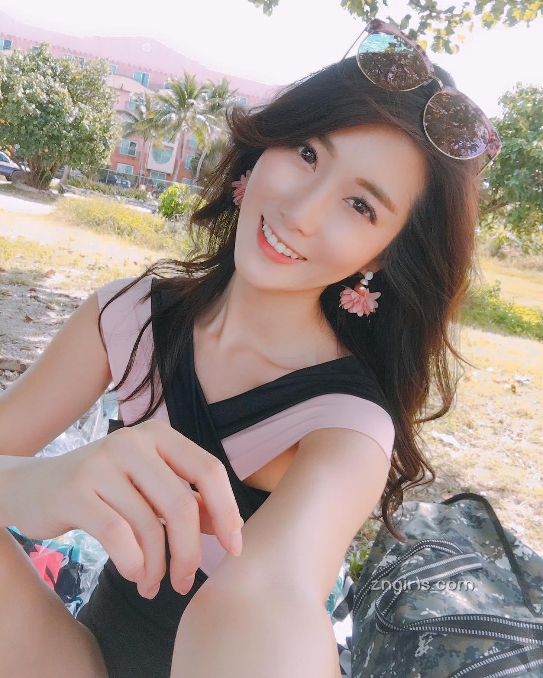 韩国正妹化身圣诞女郎 衣服紧贴形状很明显