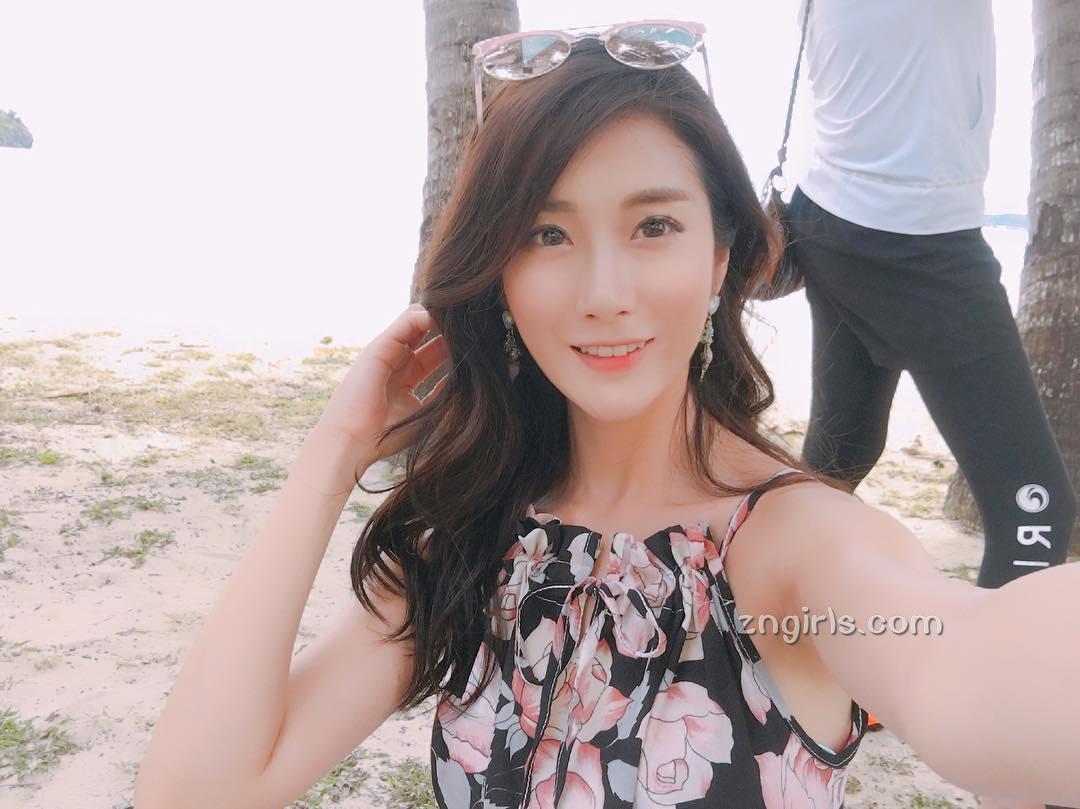 韩国正妹化身圣诞女郎 衣服紧贴形状很明显