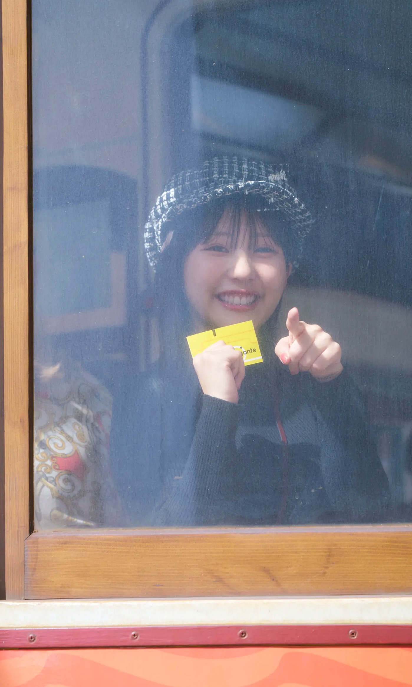 《田中美久 - もっと、ぜんぶ、ほんと》异国街拍优雅长裙与泳池性感写真