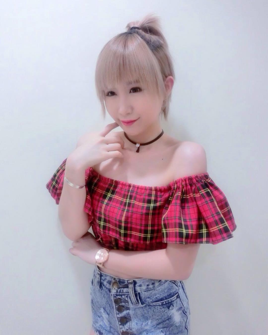 李佩怡- 迷人「魅惑电眼」收服粉丝的心!