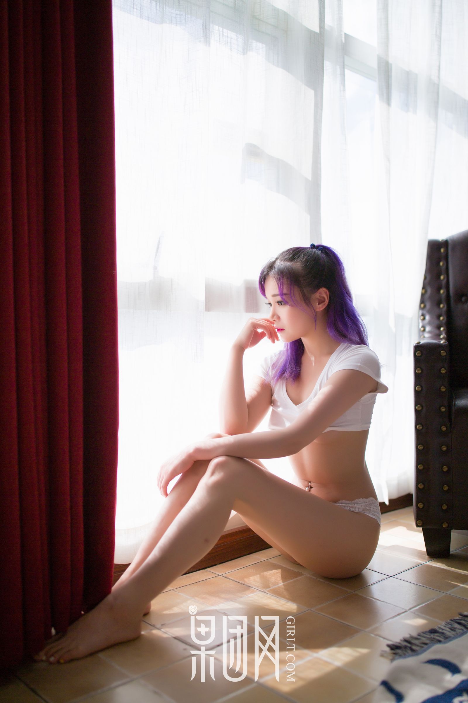 肥美蜜桃臀!紫发妹高翘解锁新姿势!
