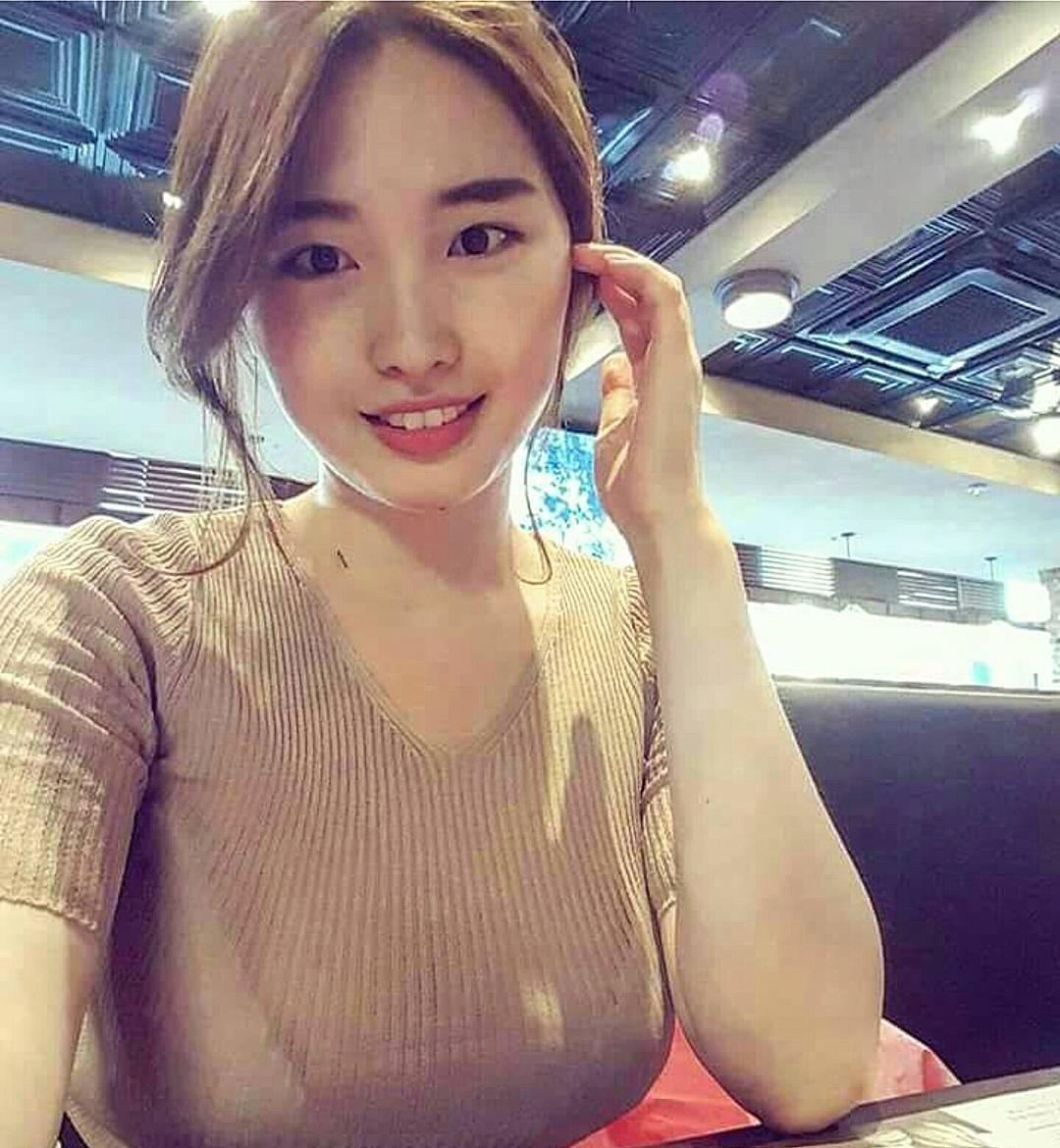 正妹Juasicko街头曲线现形!奔放的地心引力真的太沉重!