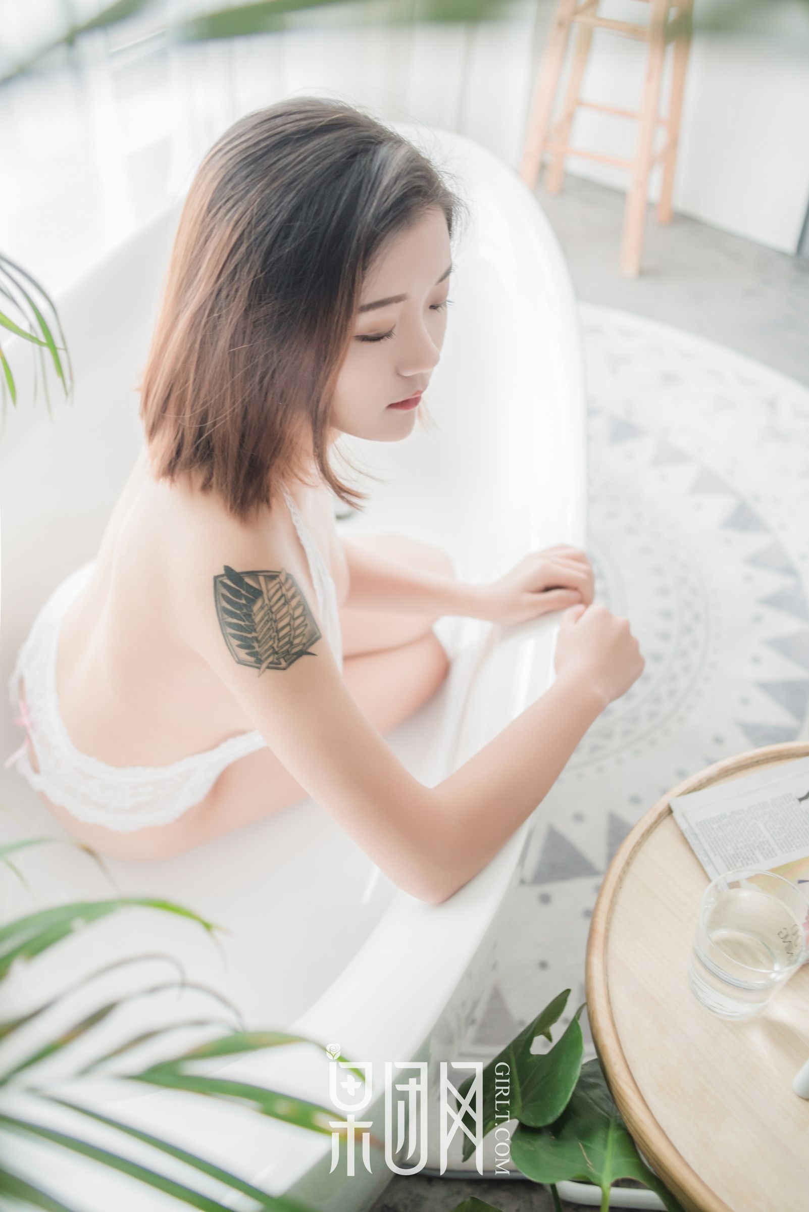 骄傲的芭比女神坠落凡间!