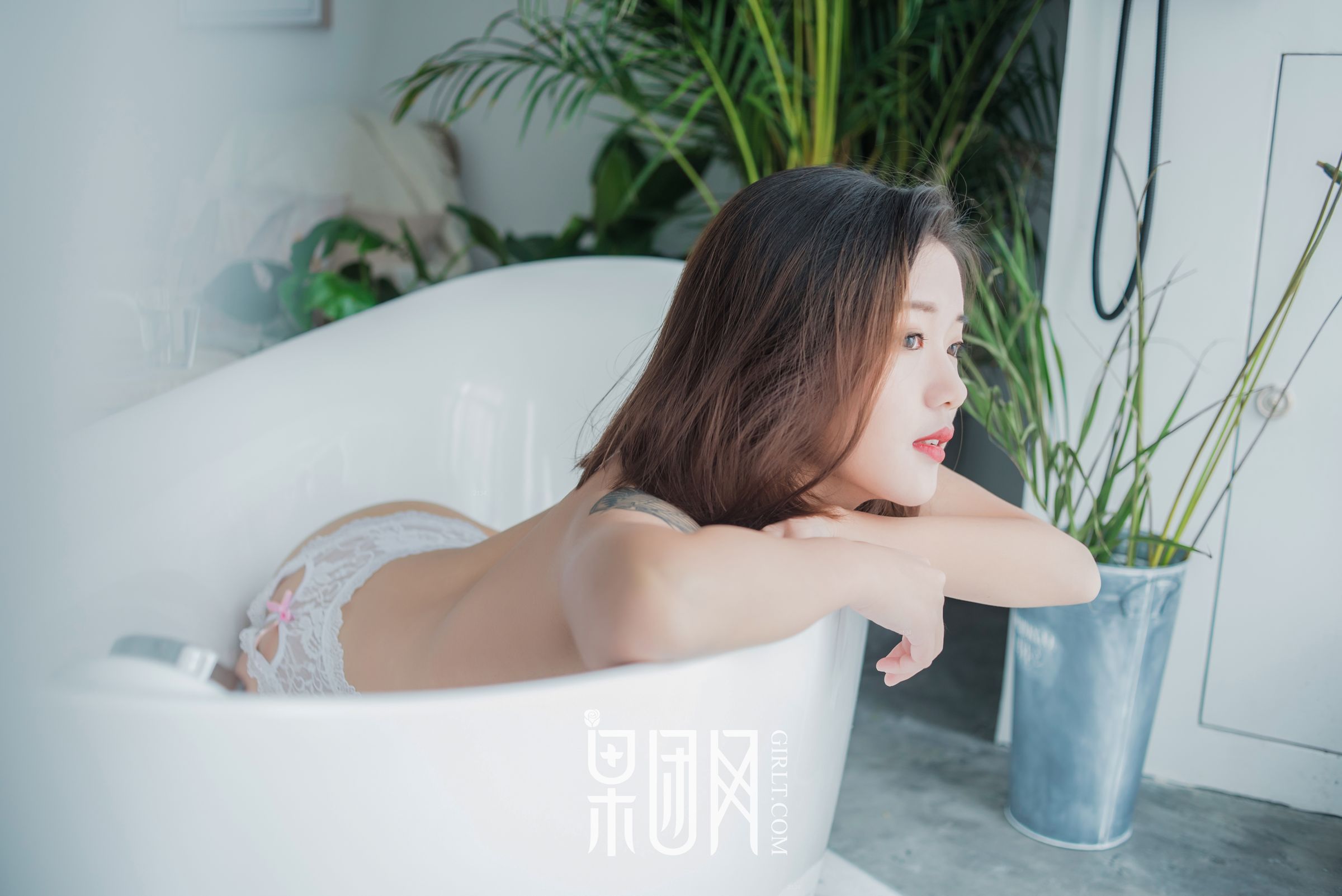 骄傲的芭比女神坠落凡间!