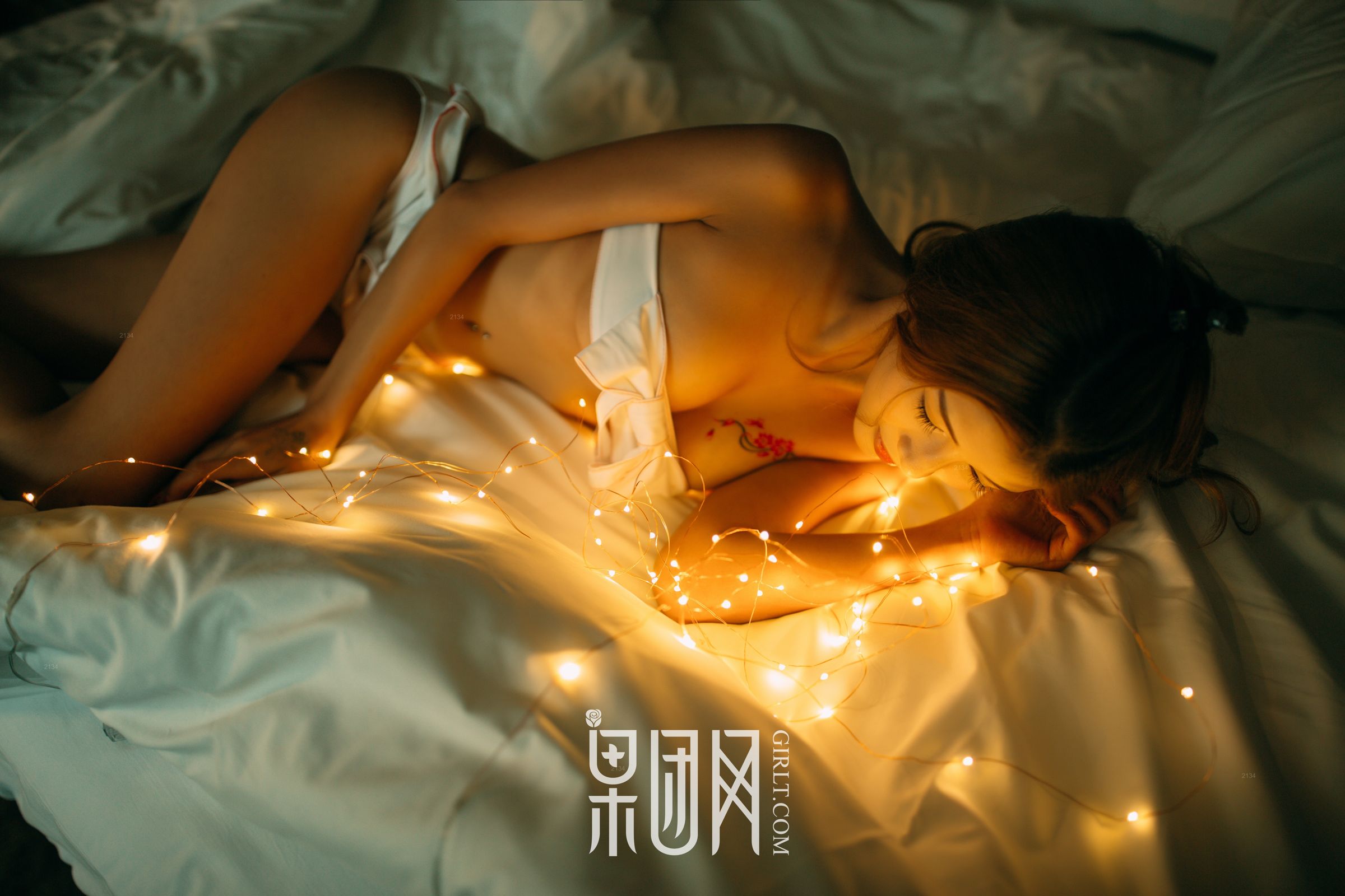 霓光灯下的少女!