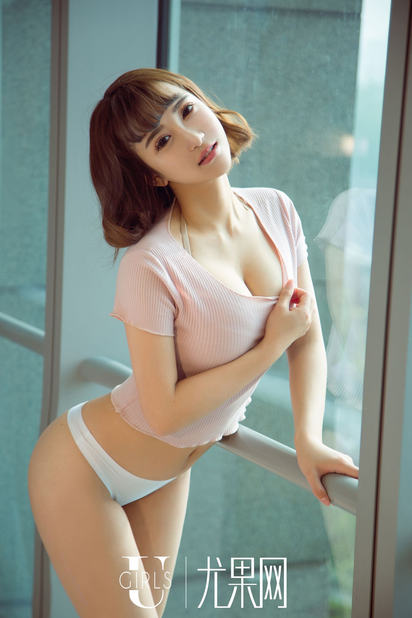 李焱甜美度满分 白色衬衫傲气十足