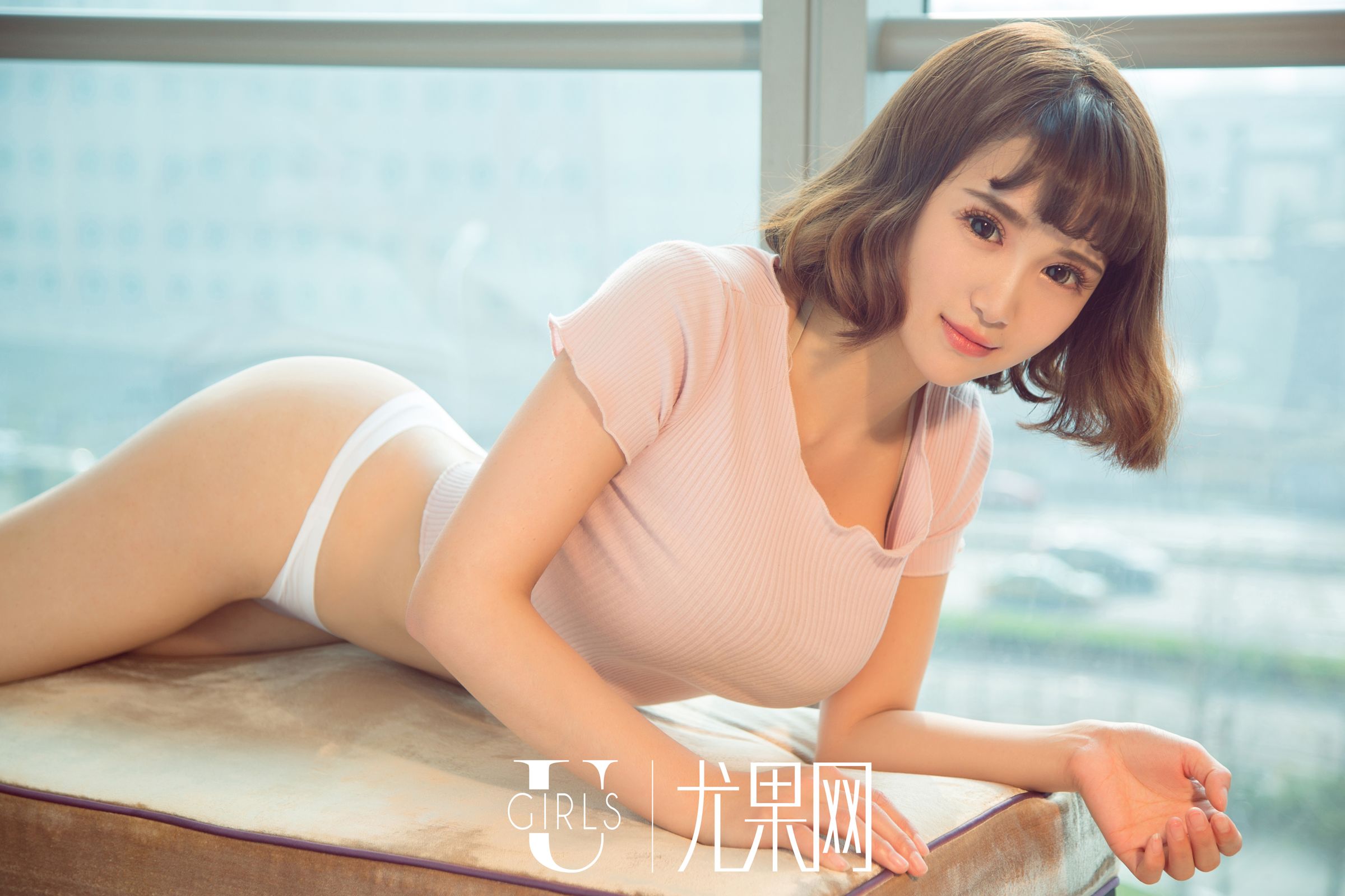 李焱甜美度满分 白色衬衫傲气十足