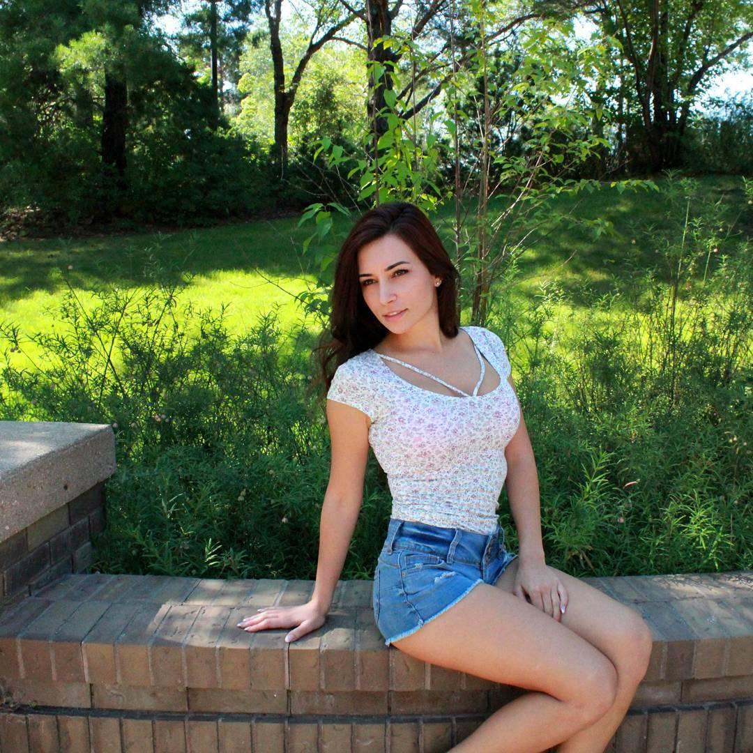 想一起激战!电玩直播妹「Alinity Divine」清新自然