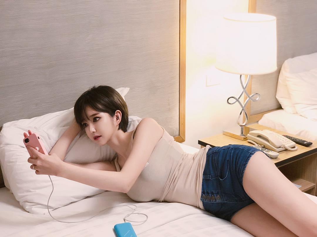 韩国短发美人崔疎曳私房照