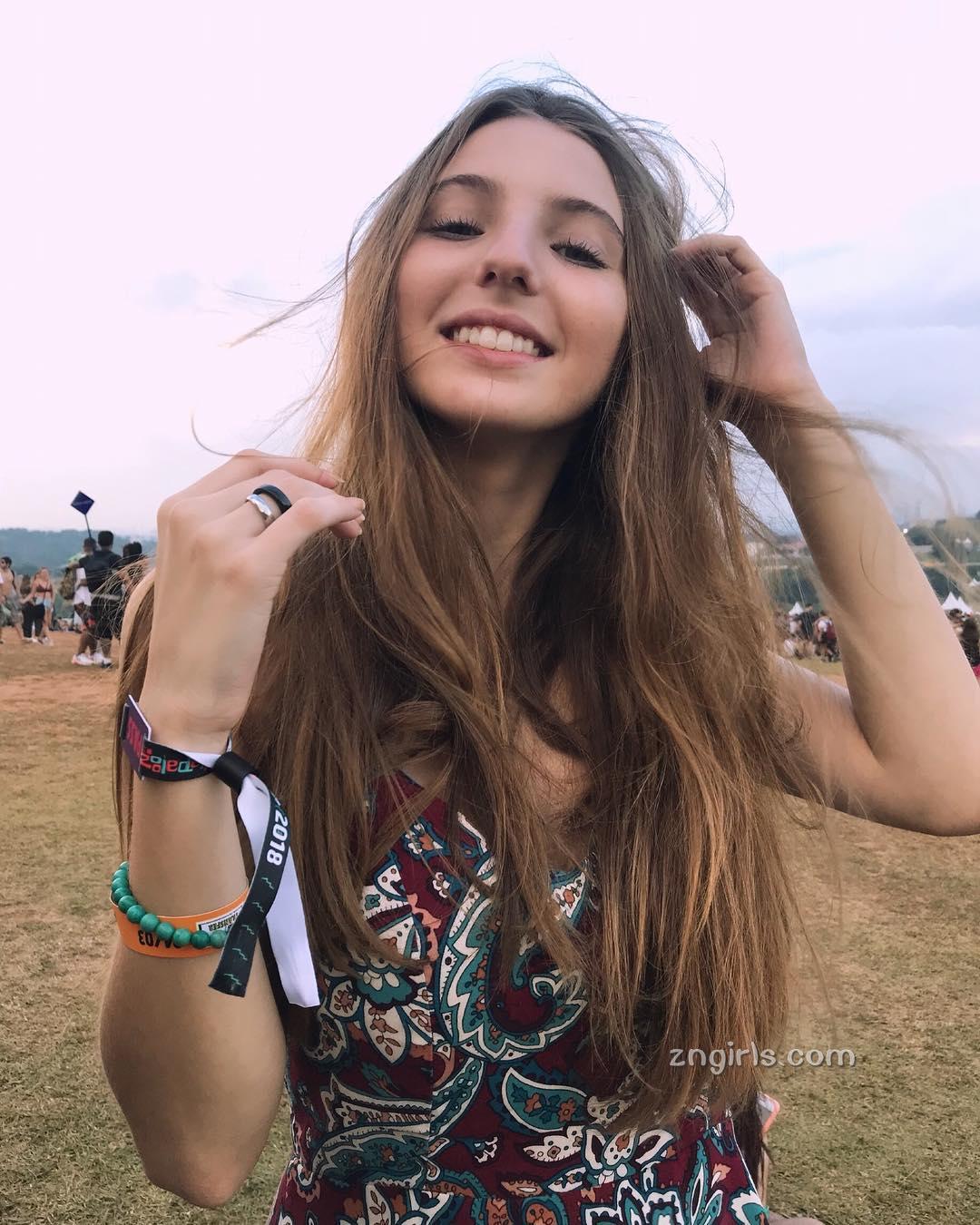17岁的巴西妹Victoria 超胸晒痕过目不忘