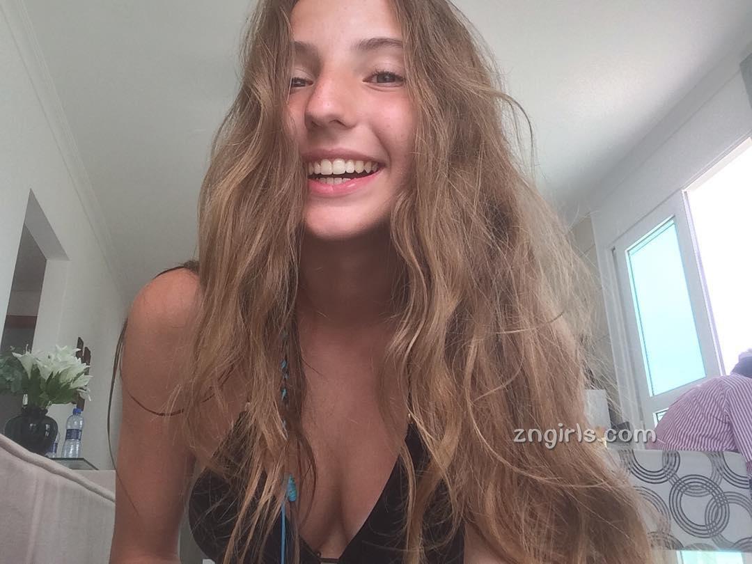 17岁的巴西妹Victoria 超胸晒痕过目不忘