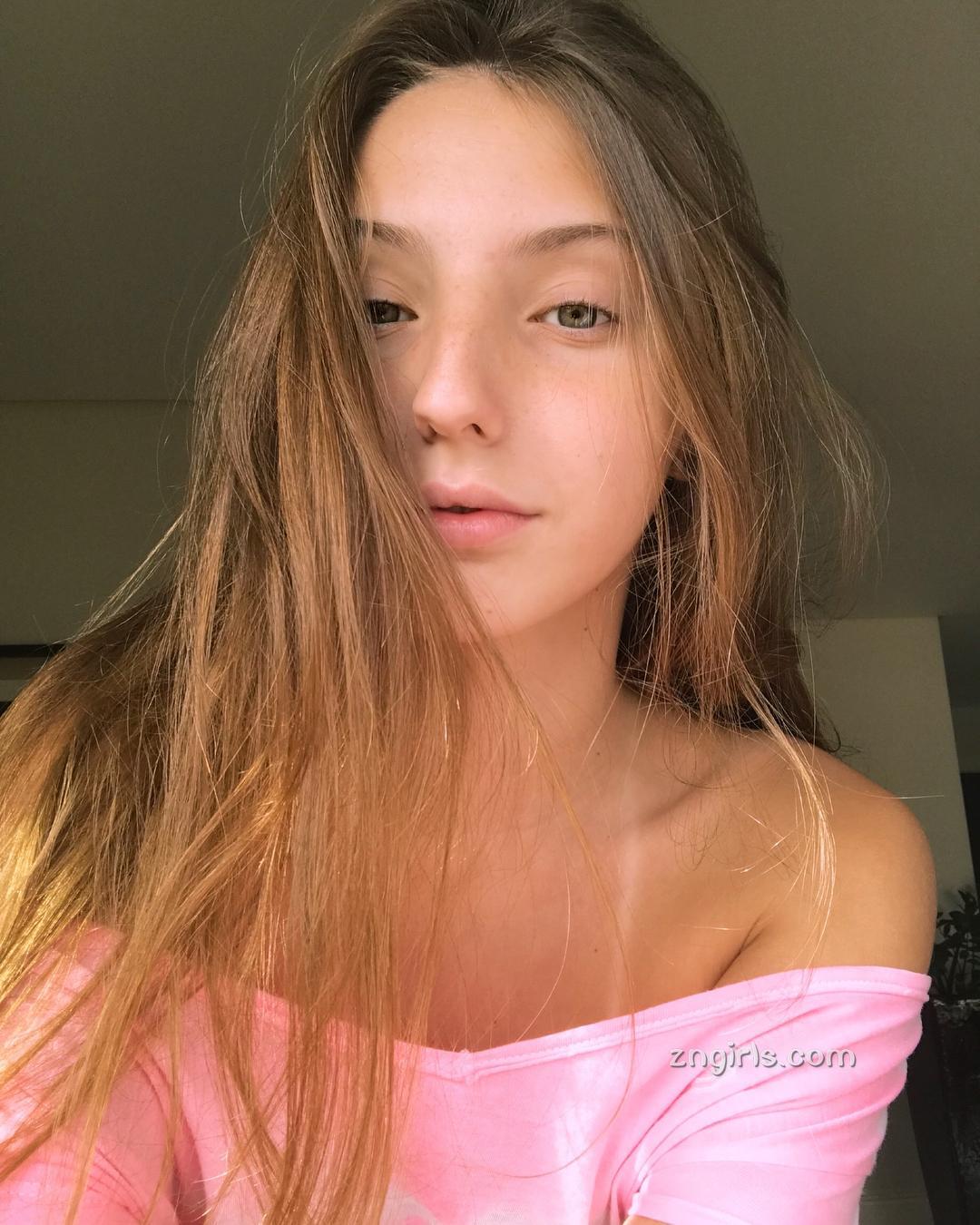 17岁的巴西妹Victoria 超胸晒痕过目不忘