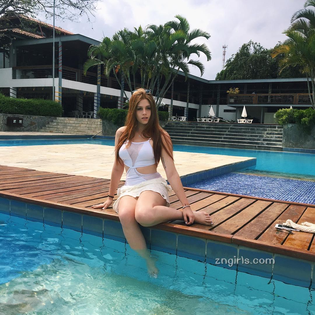 正点大隻马Flávia Charallo 完美好身材还有绝美脸蛋