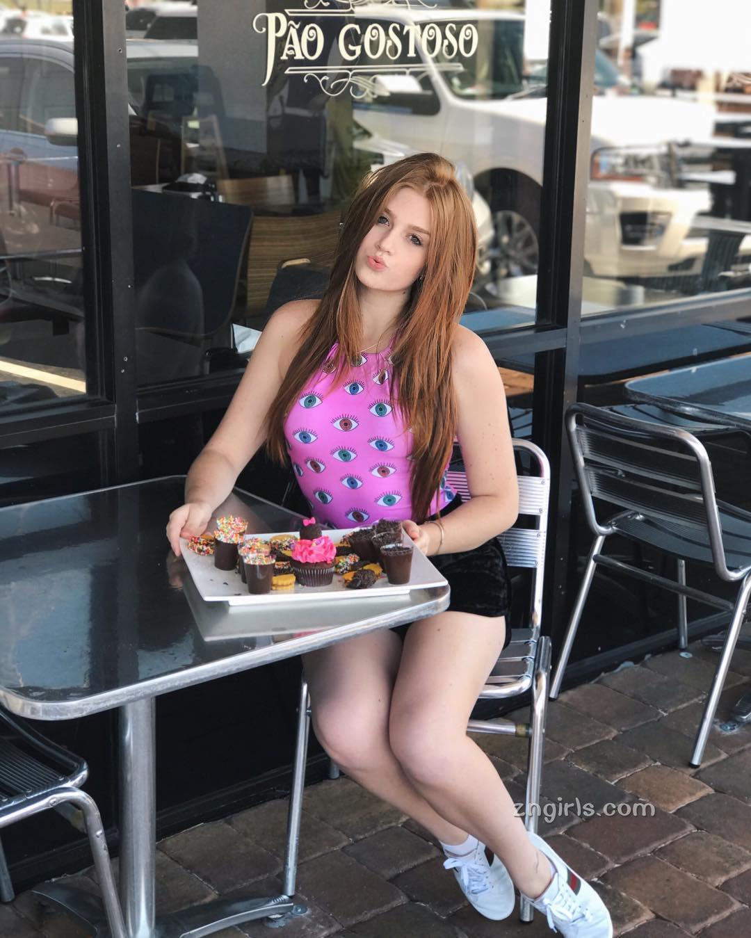 正点大隻马Flávia Charallo 完美好身材还有绝美脸蛋