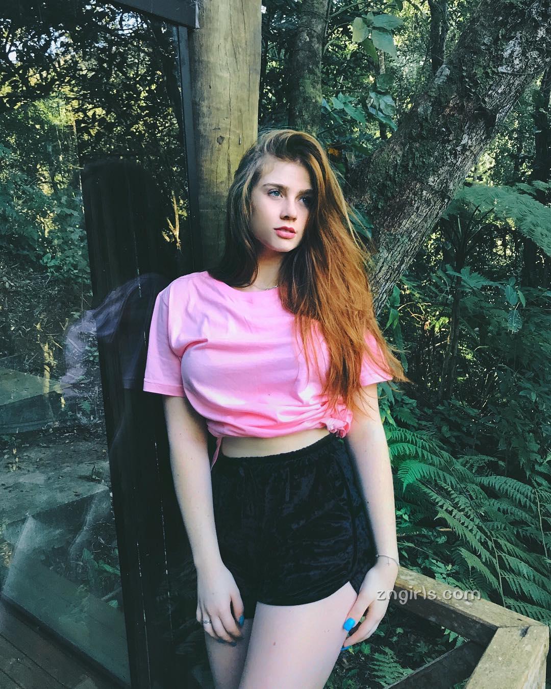 正点大隻马Flávia Charallo 完美好身材还有绝美脸蛋