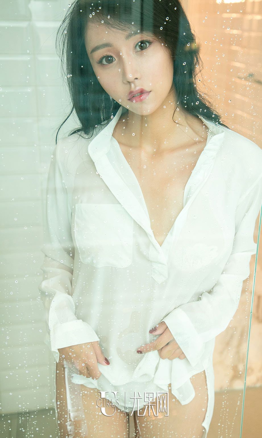净妆少女张馨彤 精致锁骨男友衬衫