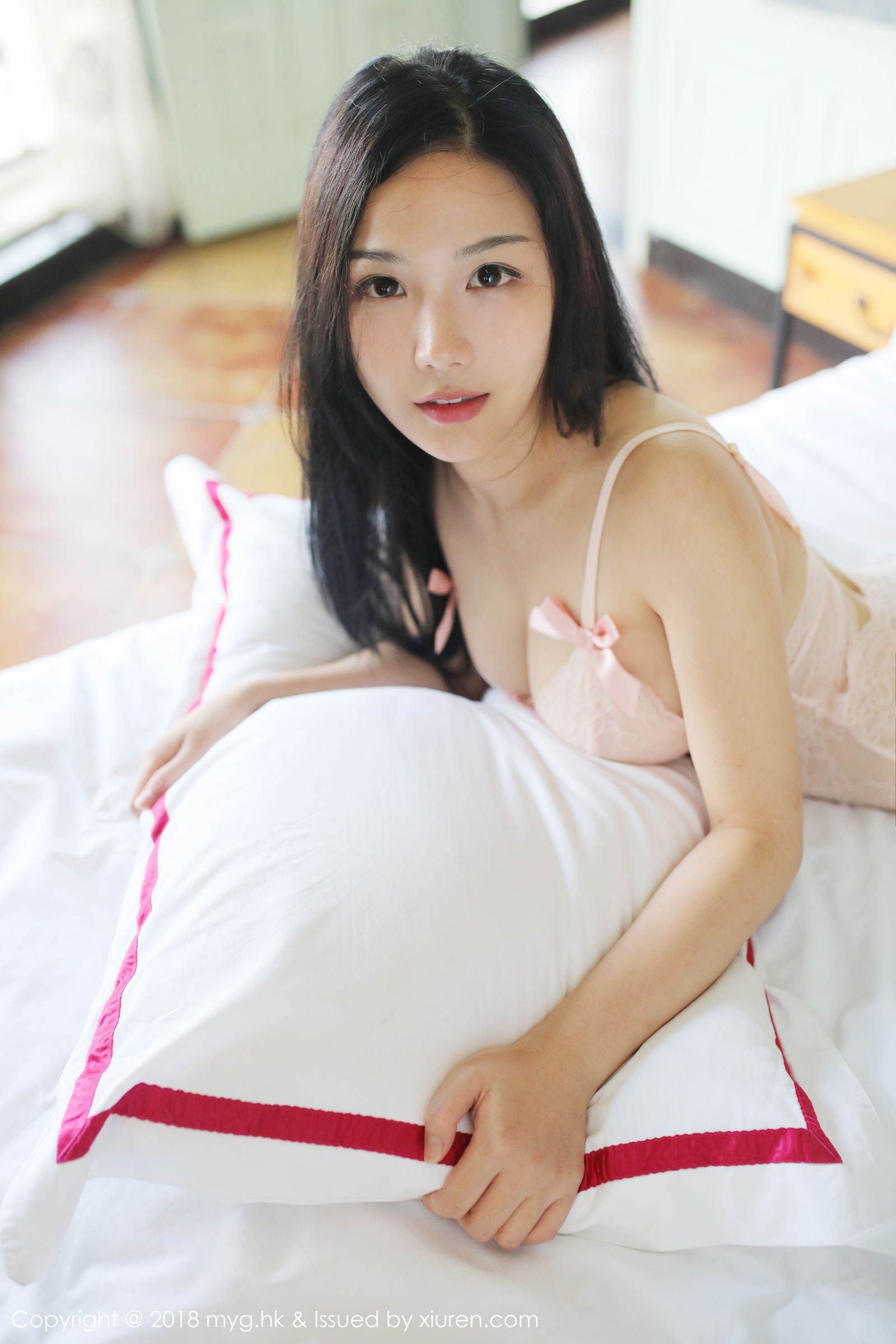 新人模特徐微微 粉色内衣浴巾裹身