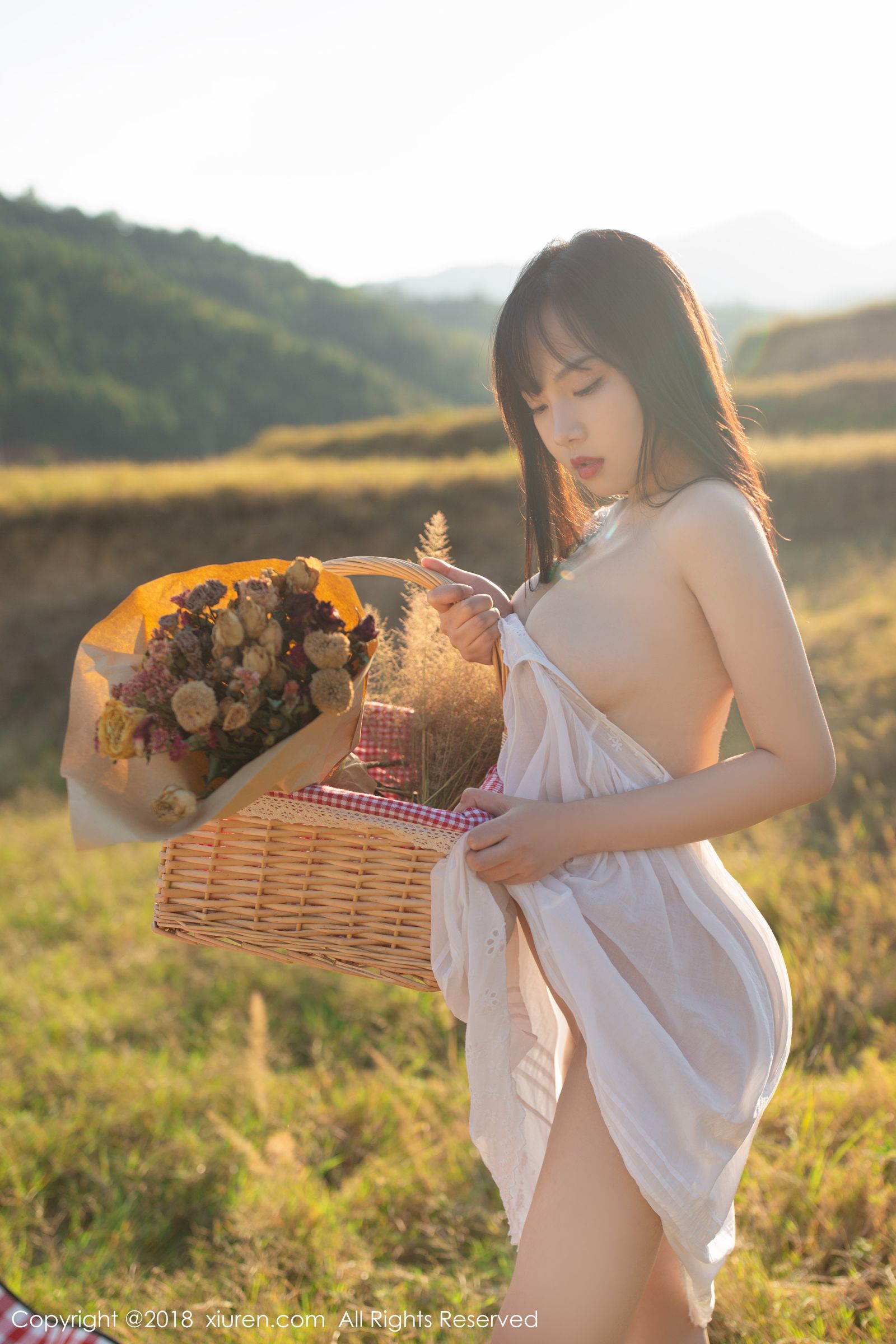 新晋女神徐微微 秋高气爽性感野餐