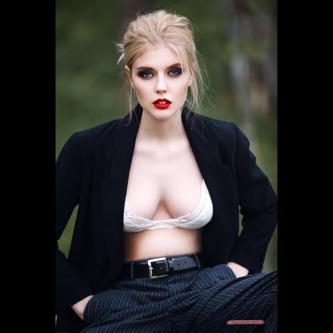 Selena Verner- 来自乌克兰的开胸女孩
