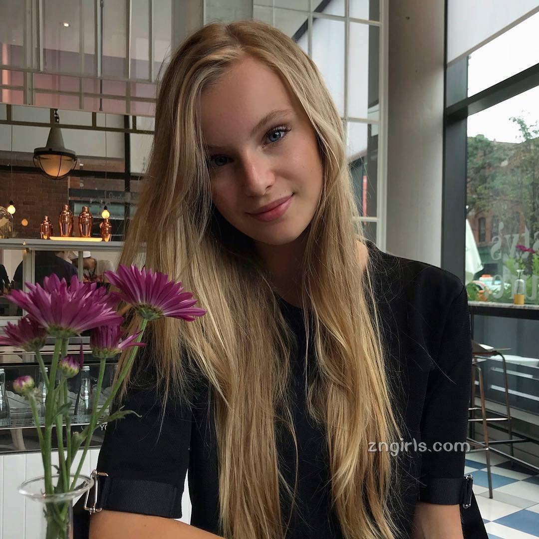 Chloe Vialaret- 横看成岭侧成峰
