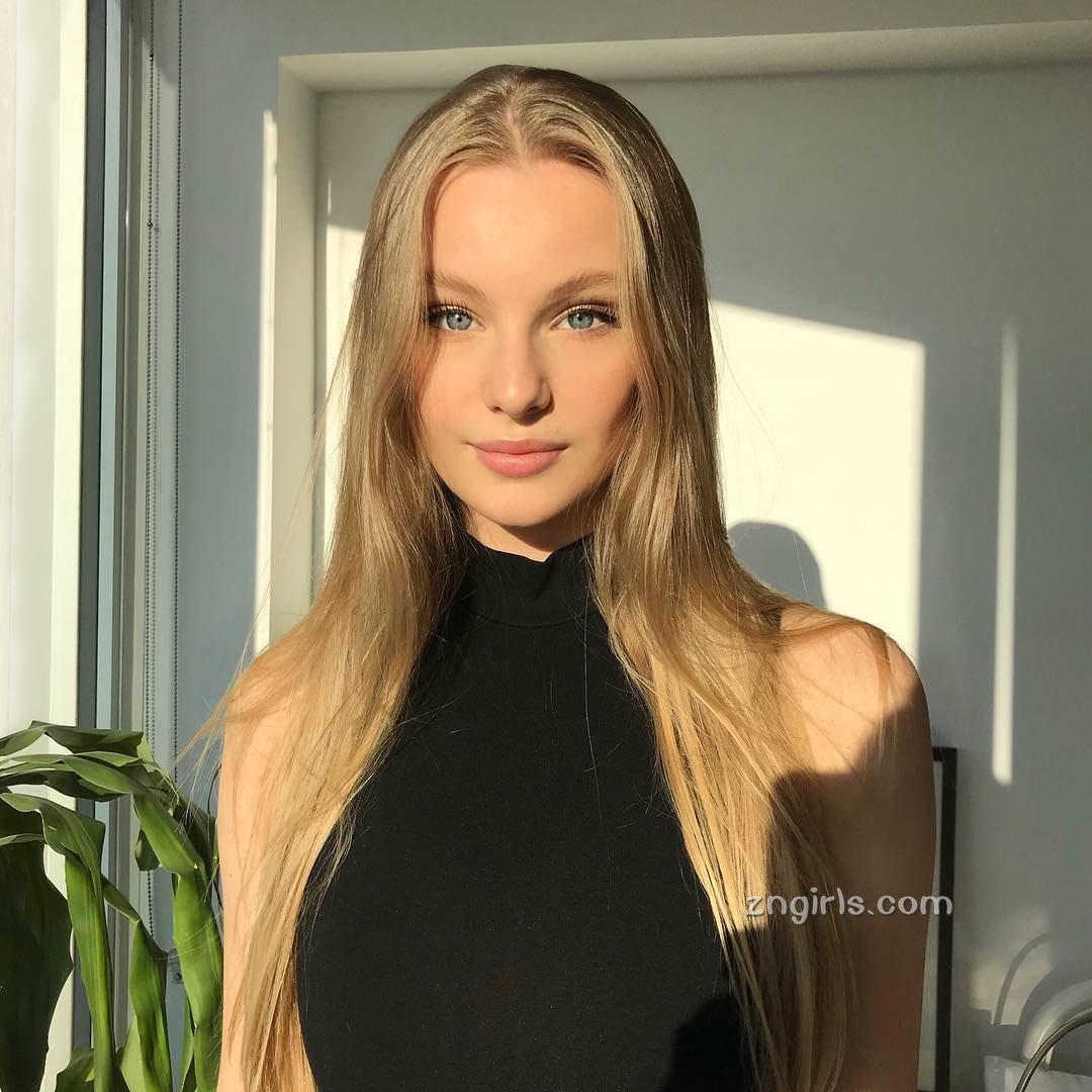 Chloe Vialaret- 横看成岭侧成峰