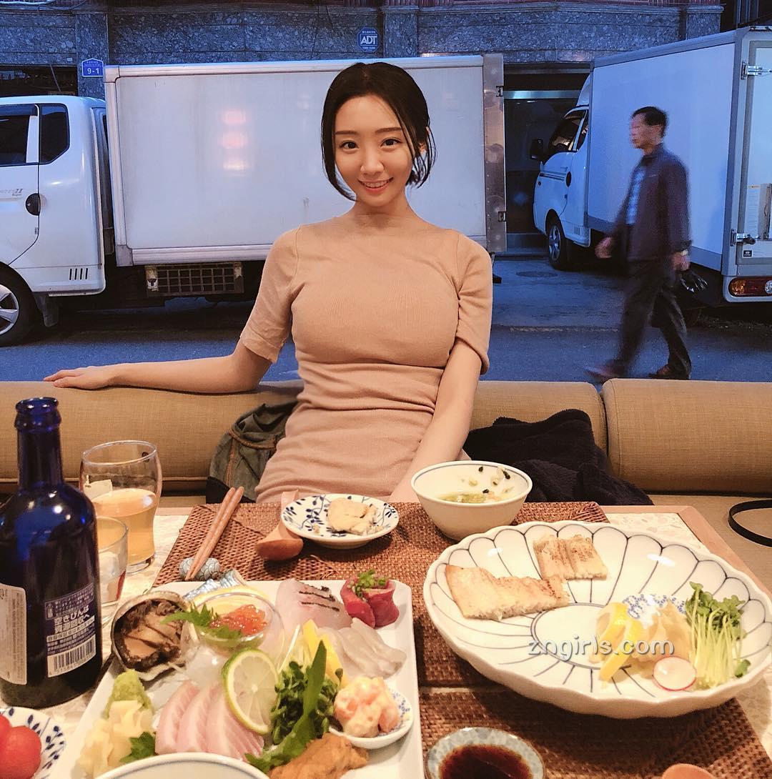 박유진- 英文老师「胸前一条缝」