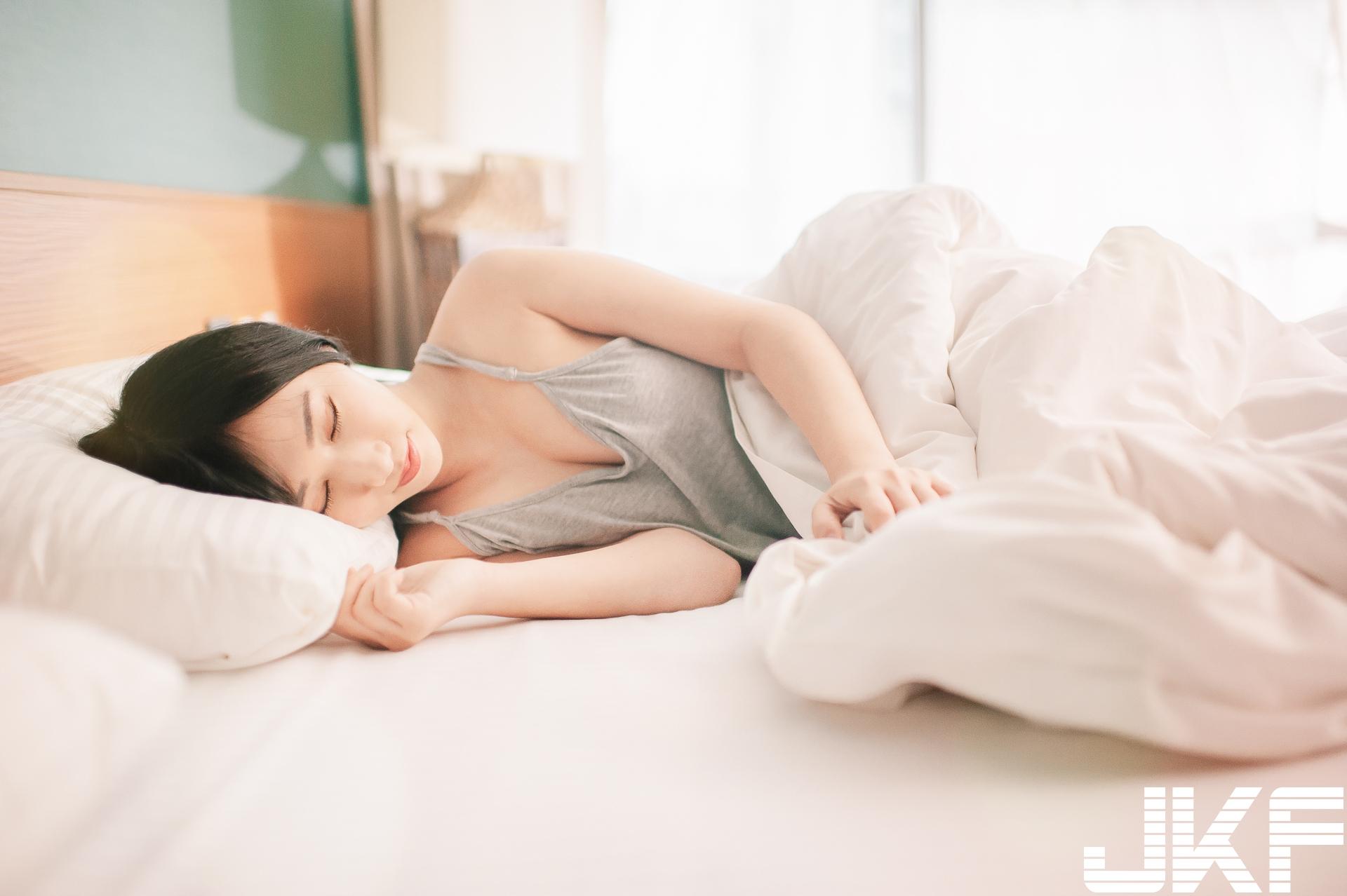 甜美正妹「又又」的青春美体,原汁原味女友感的诱惑之味!