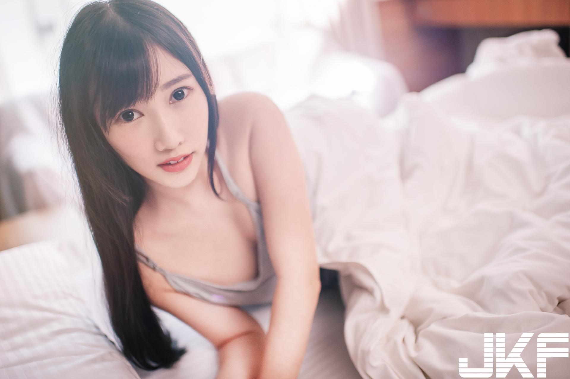 甜美正妹「又又」的青春美体,原汁原味女友感的诱惑之味!