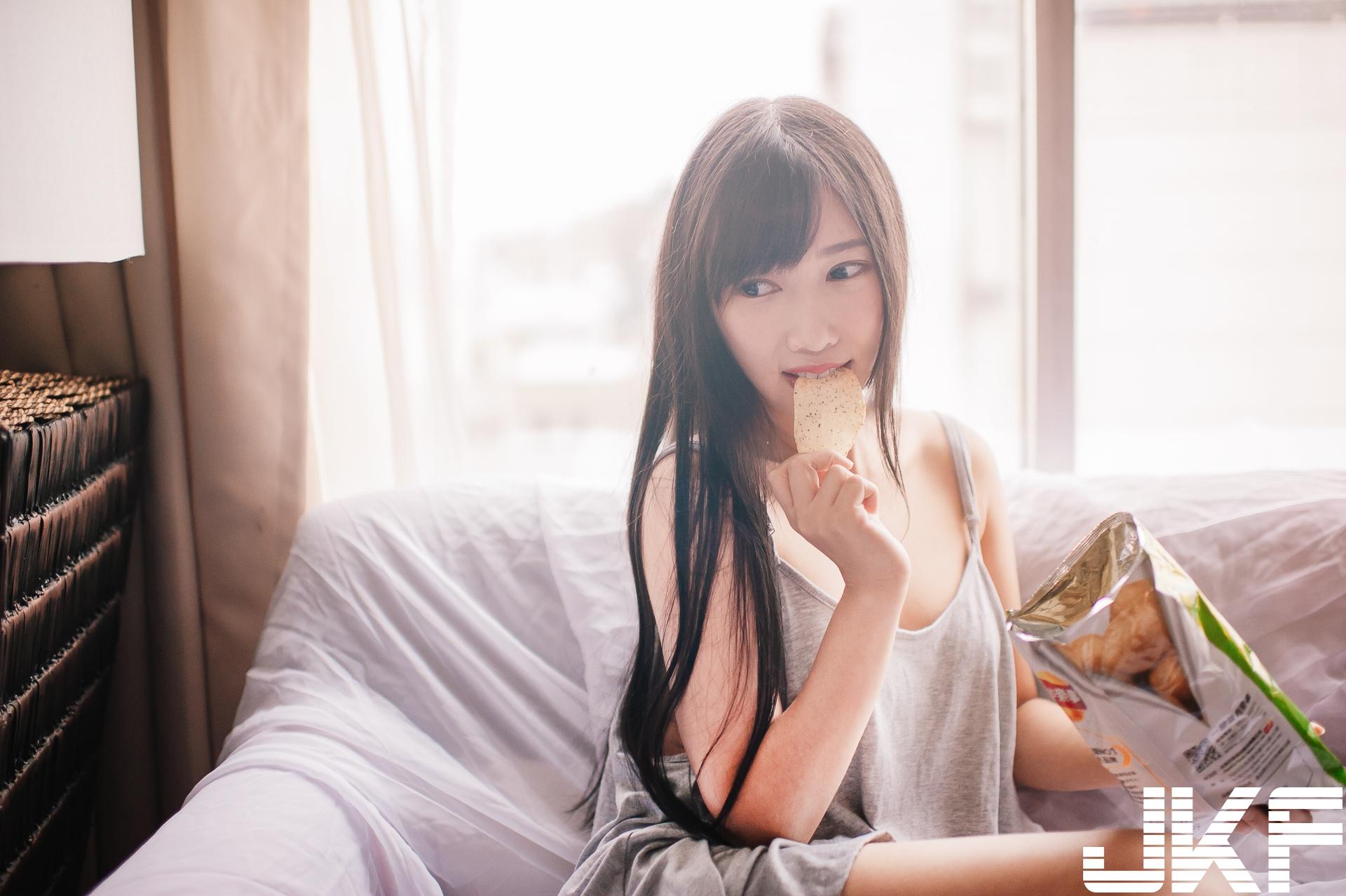 甜美正妹「又又」的青春美体,原汁原味女友感的诱惑之味!