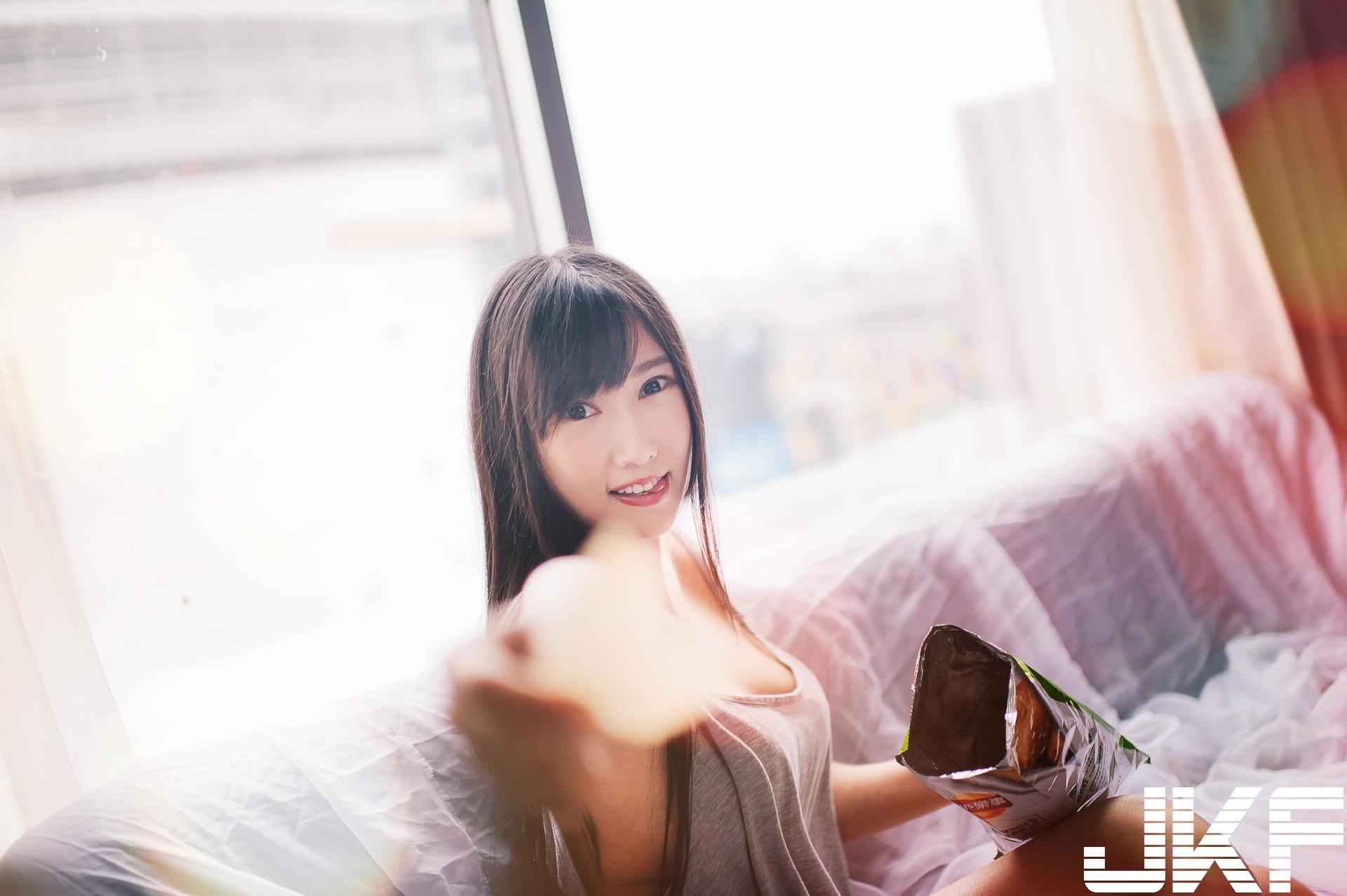 甜美正妹「又又」的青春美体,原汁原味女友感的诱惑之味!