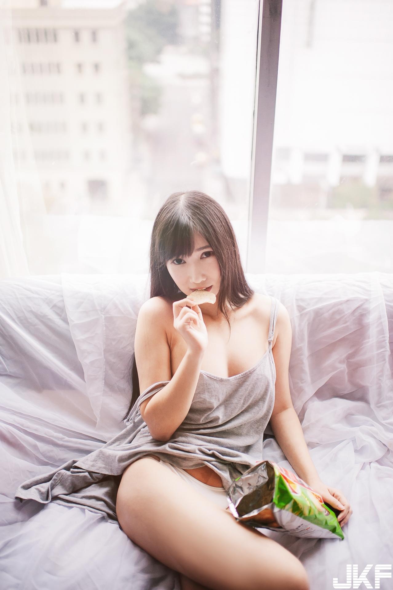 甜美正妹「又又」的青春美体,原汁原味女友感的诱惑之味!