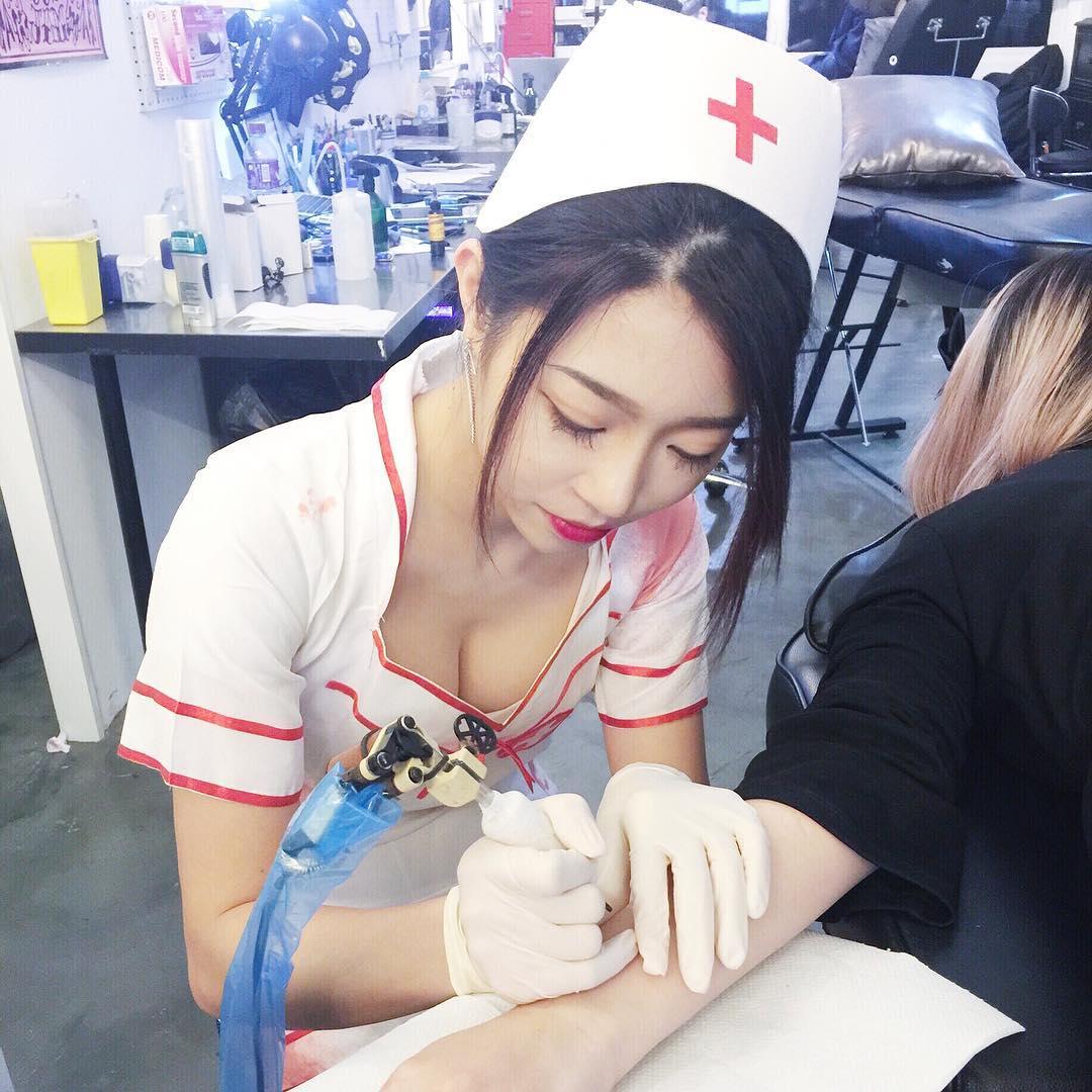 Mini Lau- 泳装加小清新风格纹身才特别