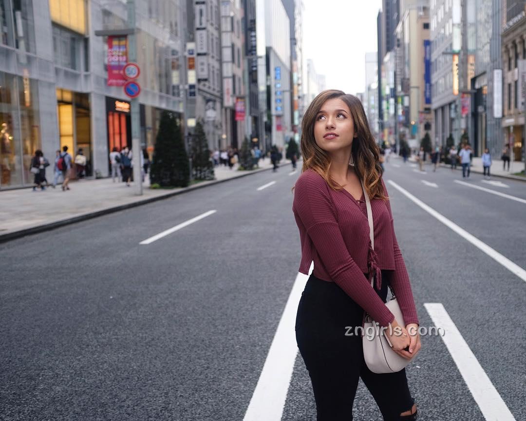 Pokimane- 北美LOL超人气美女主播私房照
