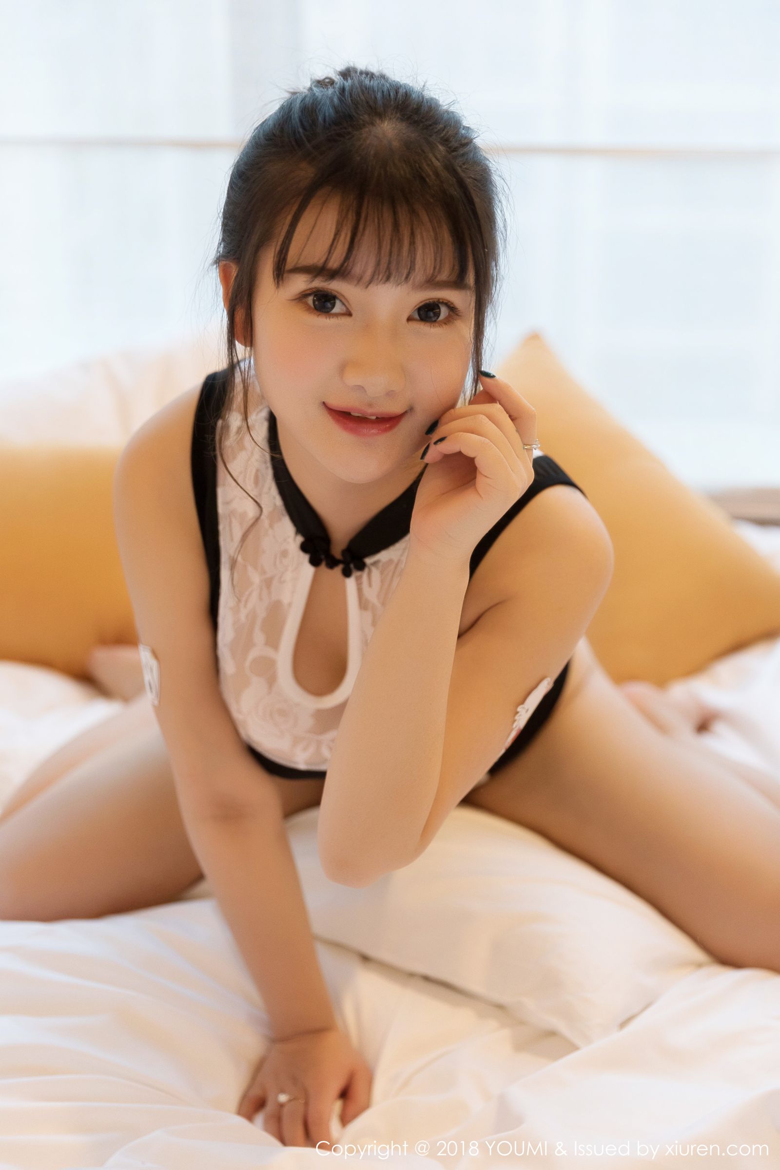 新晋美模小尤奈 镂空古典风内衣