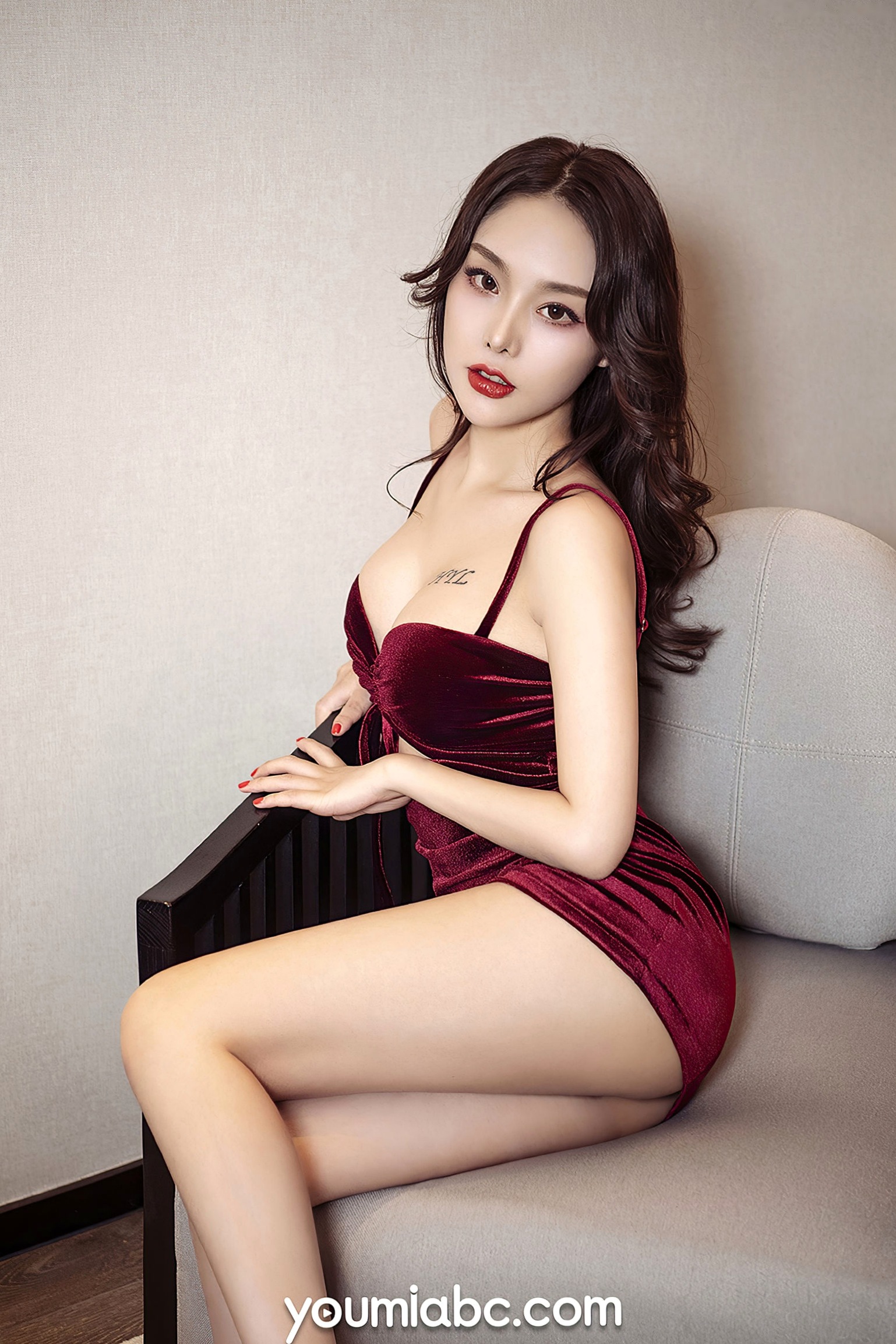 YouMi尤蜜:陈圆圆《心若相惜》暗红丝绒短裙私房写真,极致性感诱惑,高颜值女神居家唯美大片