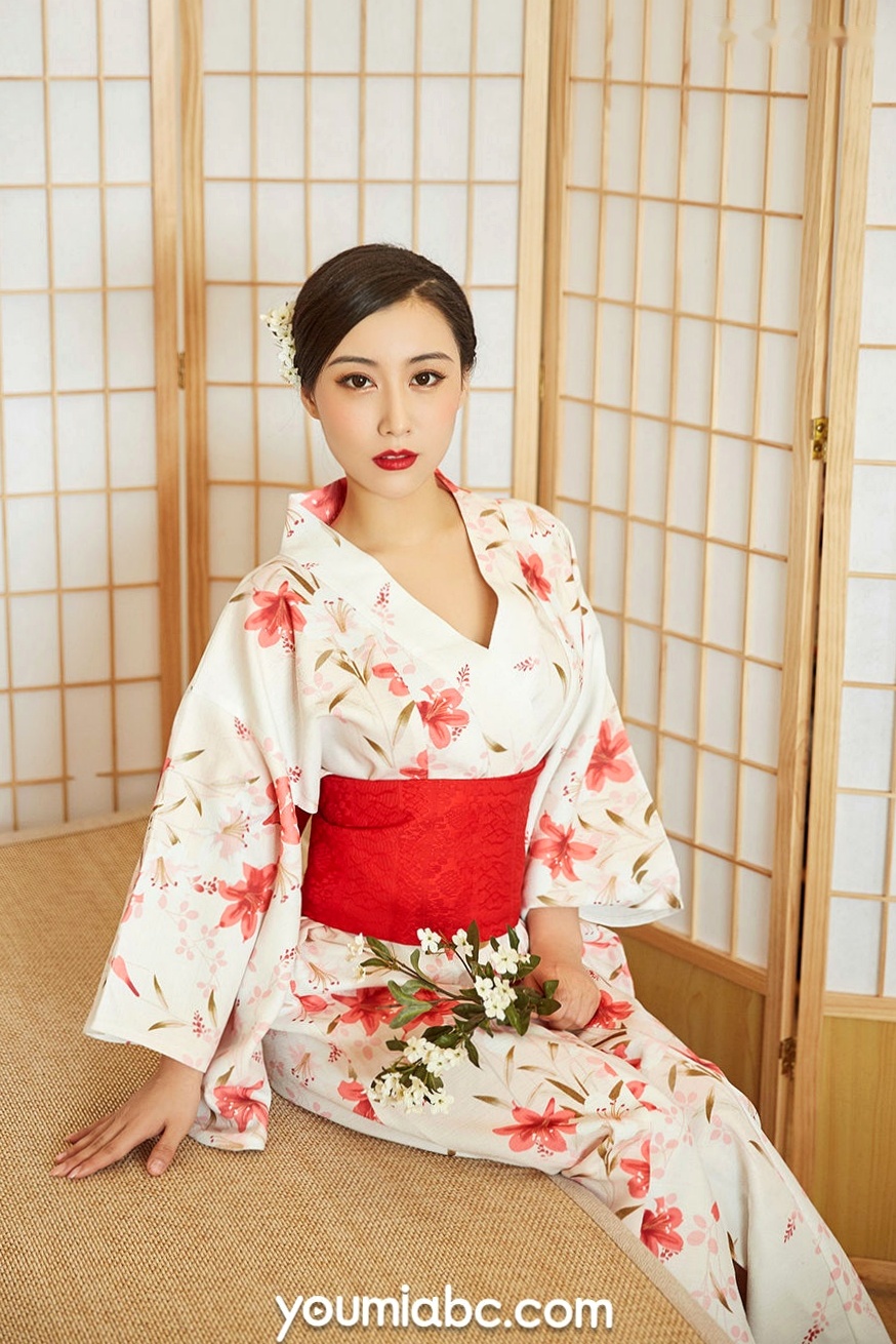 YouMi尤蜜-小仙《和风小娇娘》:性感美女私房照,日系和服与蕾丝内衣诱惑,展现白皙丰满曲线,精品佳作。