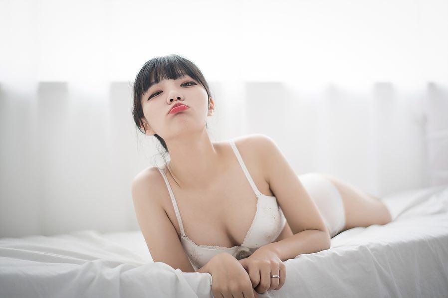韩模JenJen- 画公仔画出心口